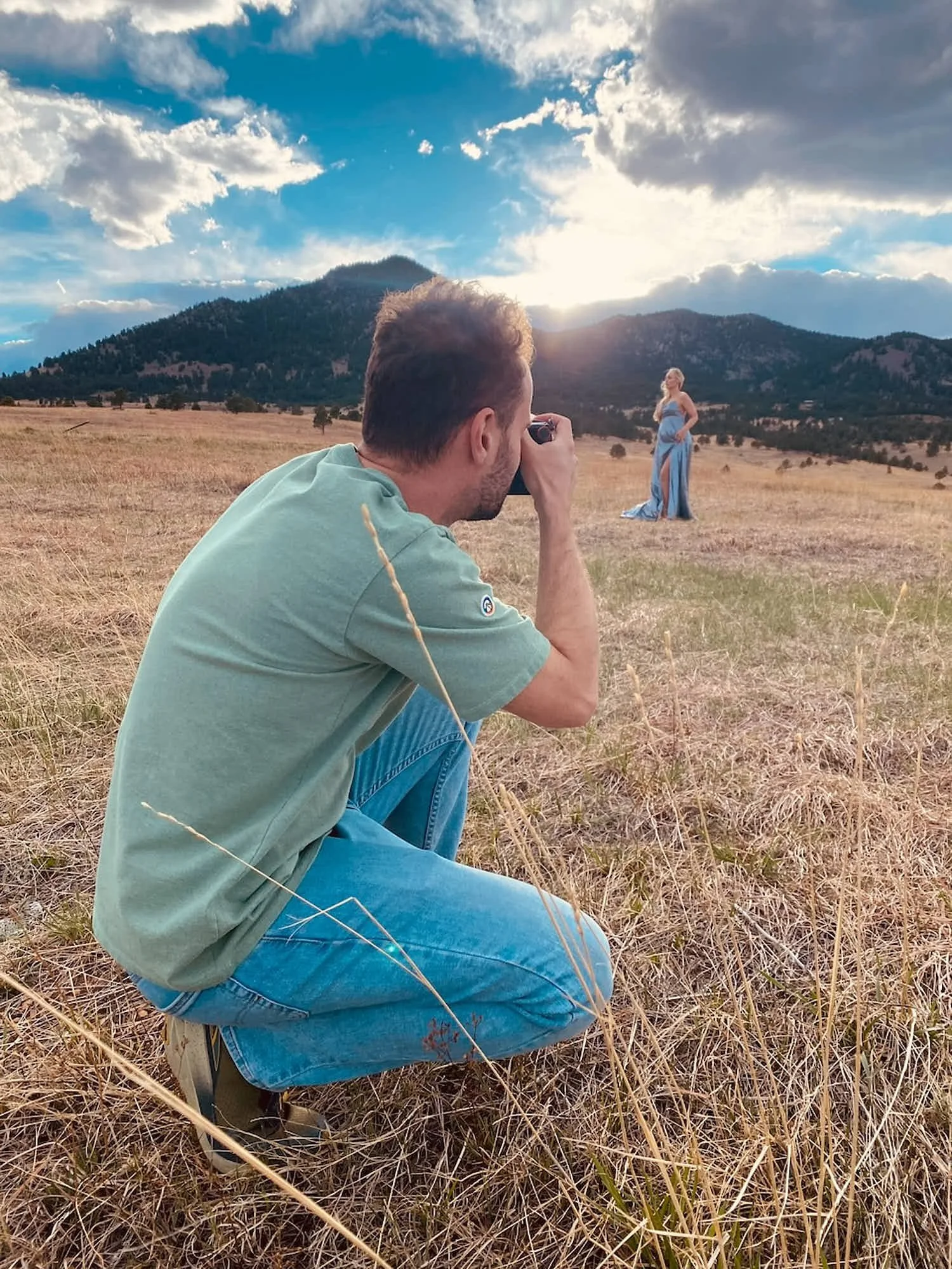 outdoor-maternity-sunset-shoot-behind-the-scenes