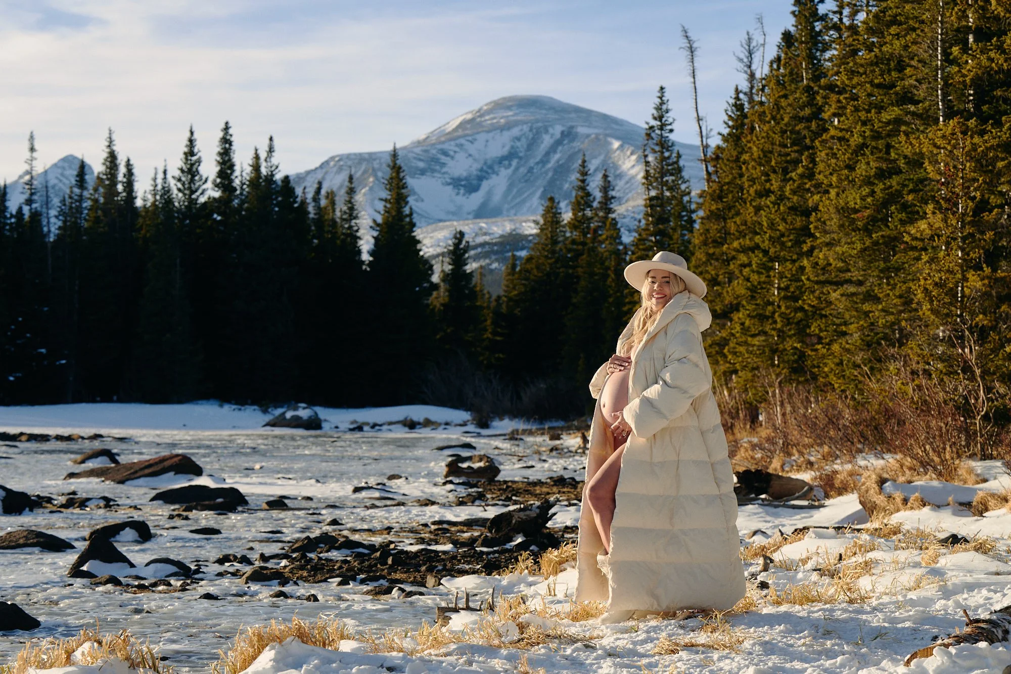 Maternity photo timing shapes comfort and energy, seen here in a relaxed Colorado session.