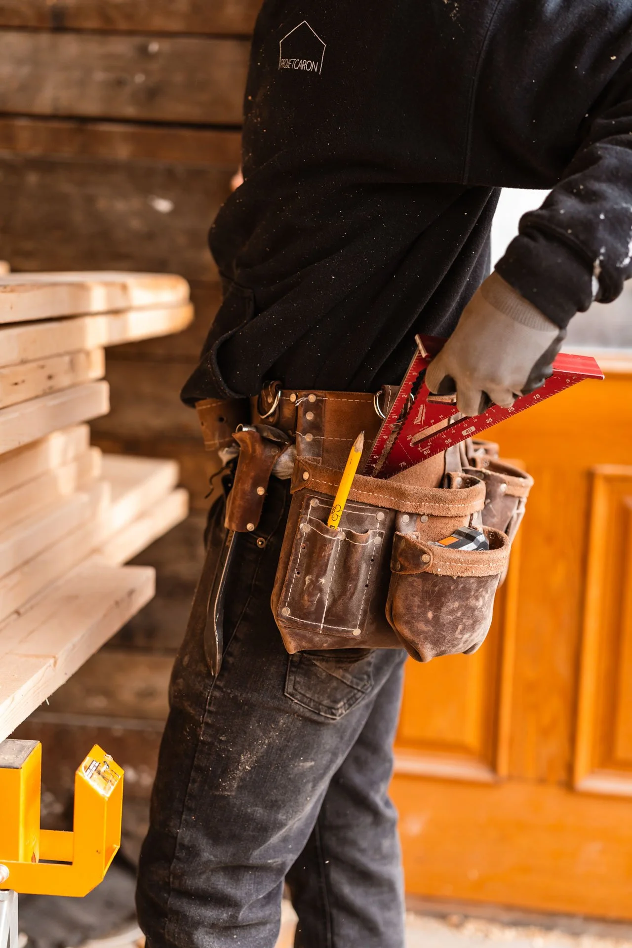 Gros plan sur la ceinture à outils en cuir d'un menuisier professionnel
