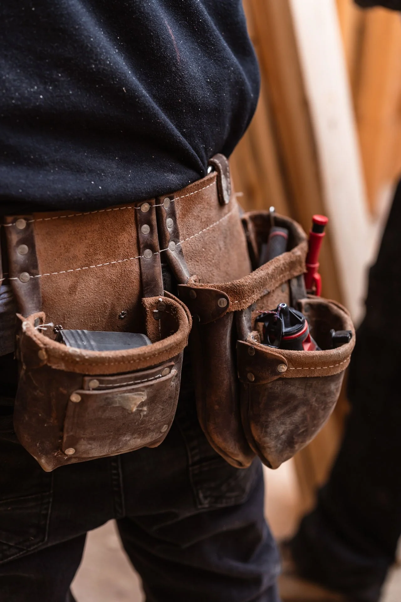 Gros plan sur la ceinture à outils en cuir d'un menuisier professionnel