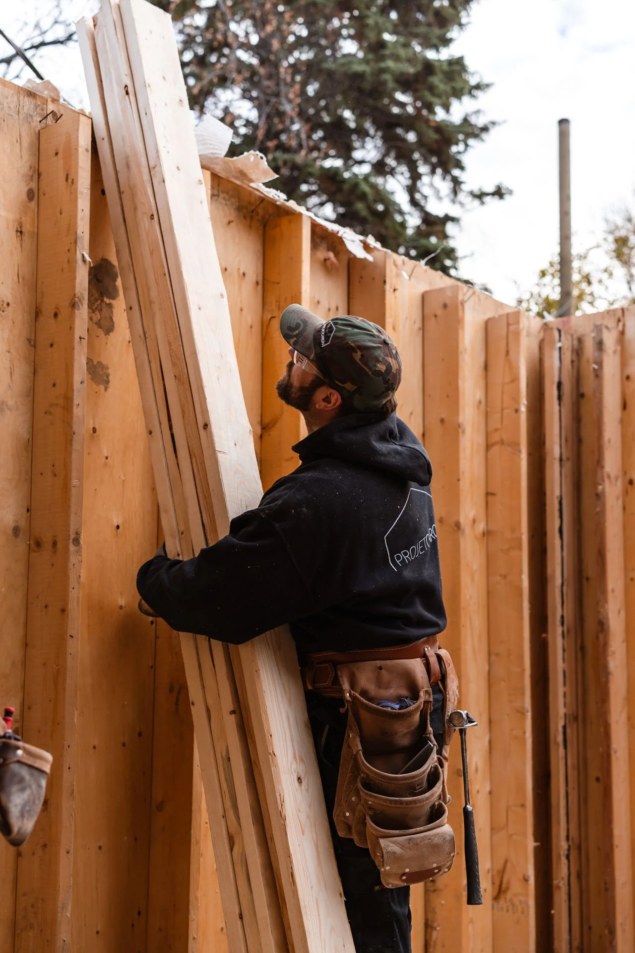 Charpentier travaillant sur l'ossature bois d'une construction résidentielle