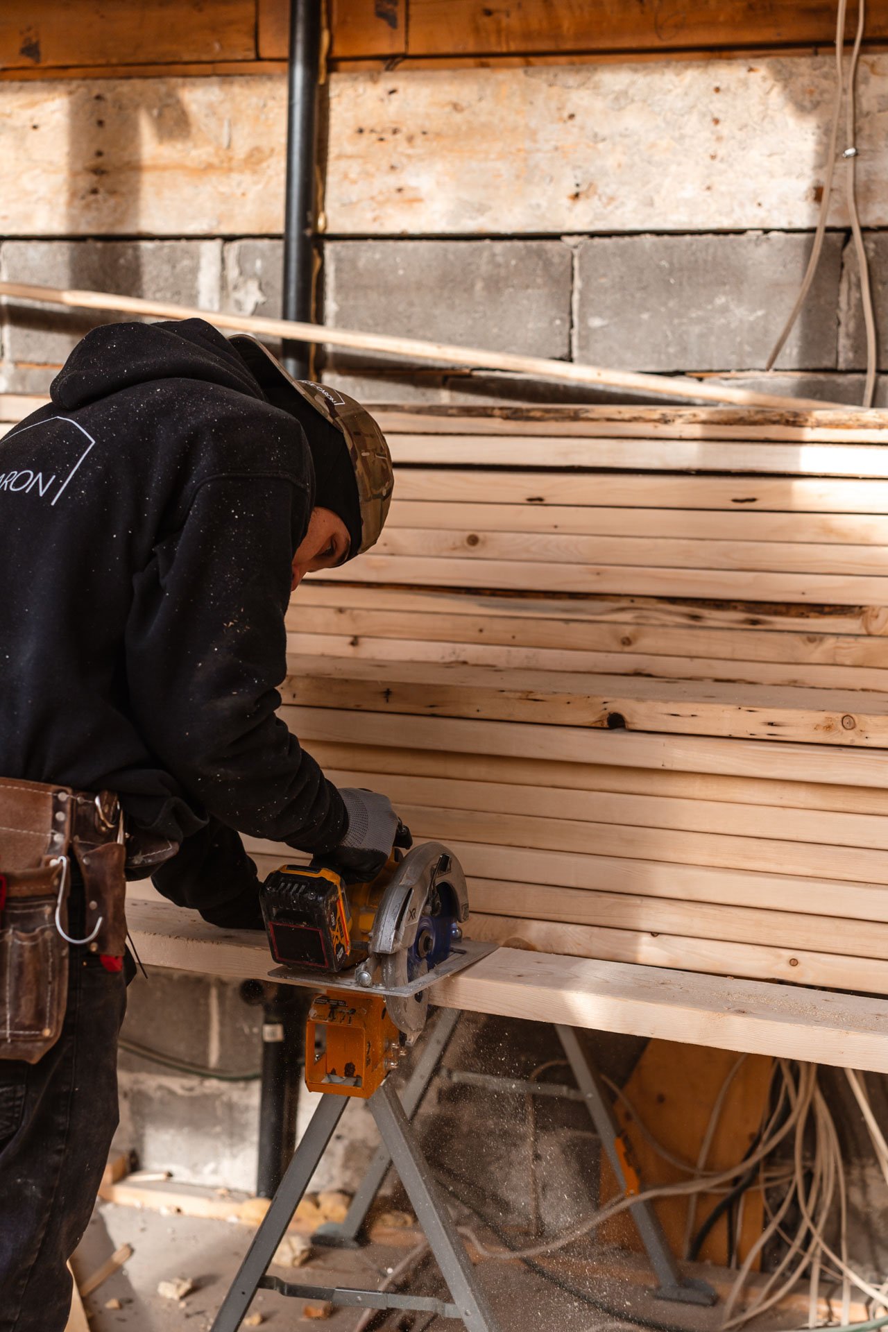 Charpentier travaillant sur l'ossature bois d'une construction résidentielle