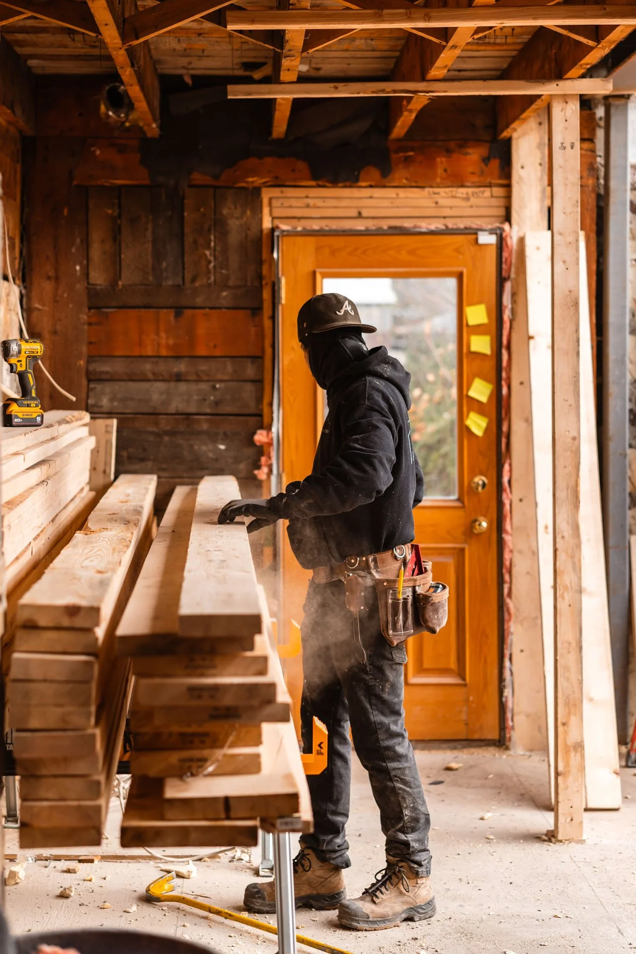 Menuisier travaillant à l'installation d'une porte en bois sur un chantier
