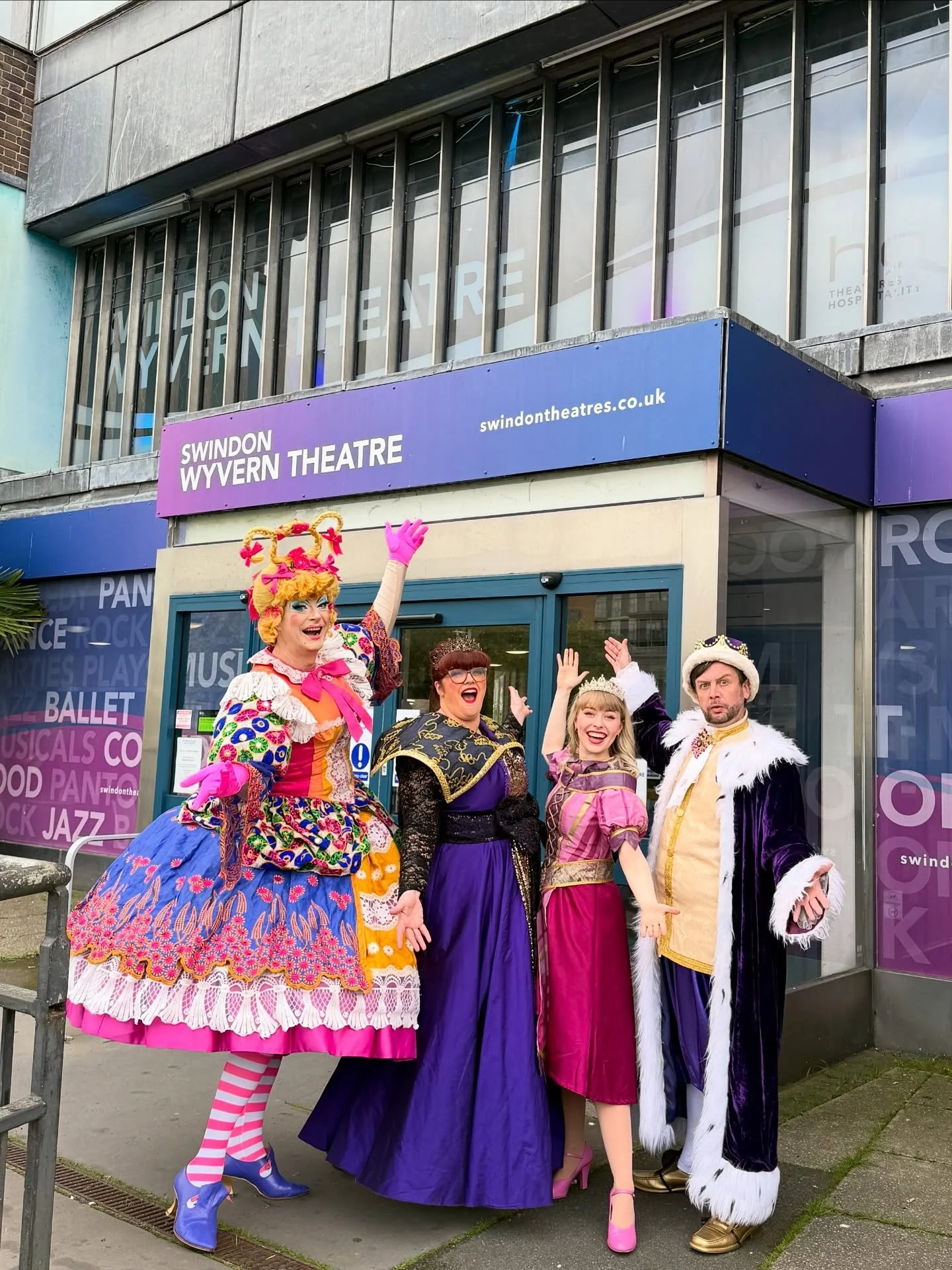 Fabulous press day for Sleeping Beauty @wyverntheatre with @jenny_from_the_quiz @dashley.austin @abbie.budden and Thom Tuck. 🙌🏻

What a beautiful location, thank you for having us @lydiardpark #panto