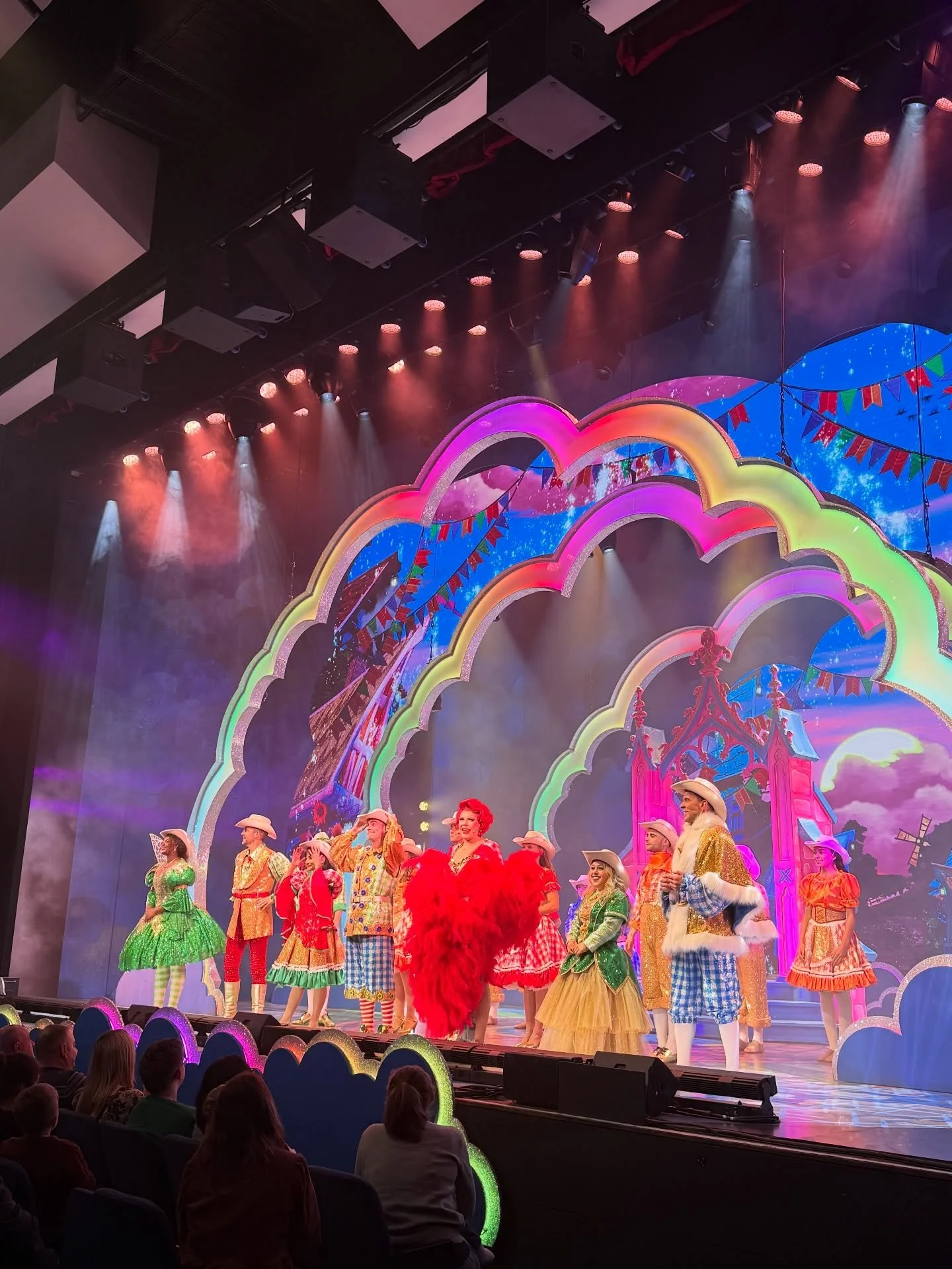 Oh what a night! The team had a wonderful time at the Jack and the Beanstalk press night @wycombeswan. A great show and a great company. Lovely to see so many familiar faces. 

@realscottmills @lavoixtheshow @markreadofficial @christina_harris90 @jo_