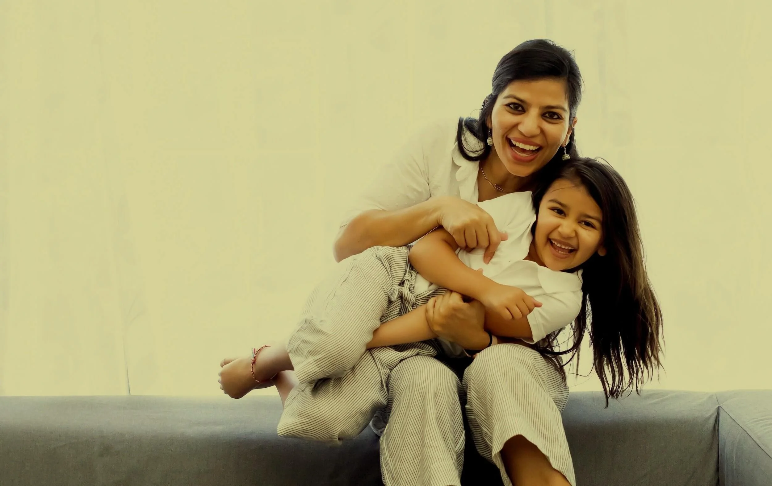 Une mère et sa fille souriantes