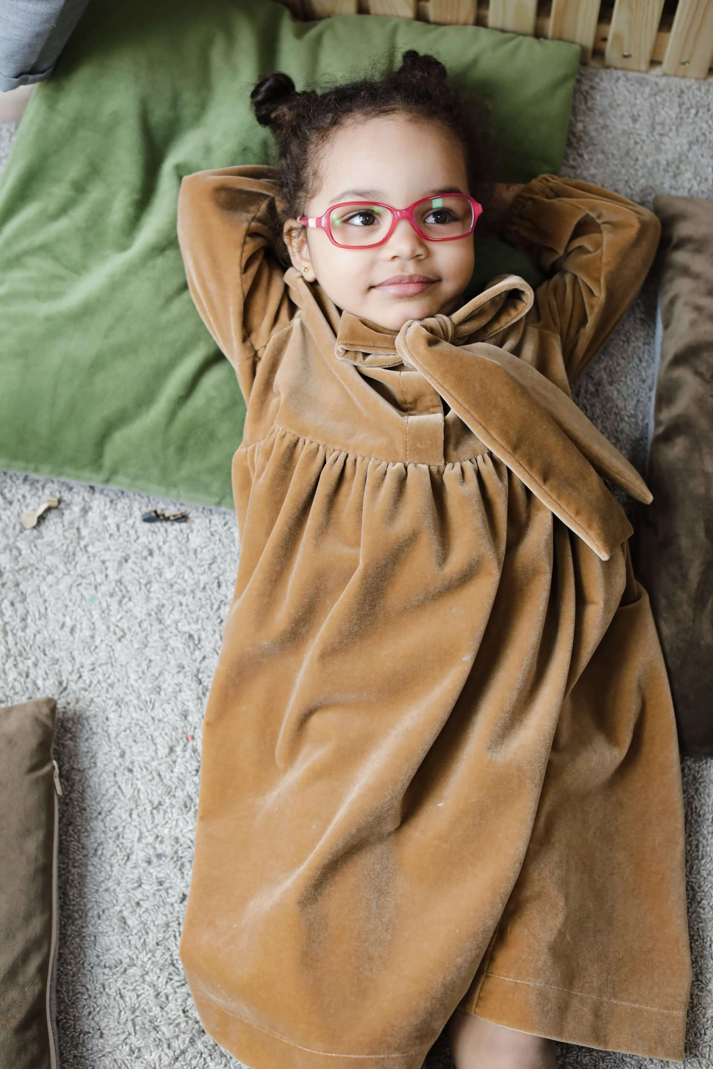 Petite fille en lunette qui rêvasse