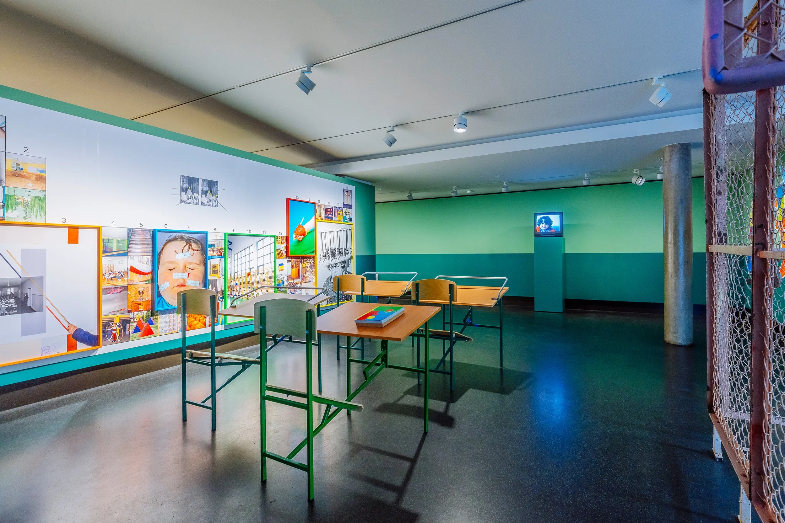 see-zeen_018_Karolina-Wojtas-Abzgram-Installation-view-2.jpg