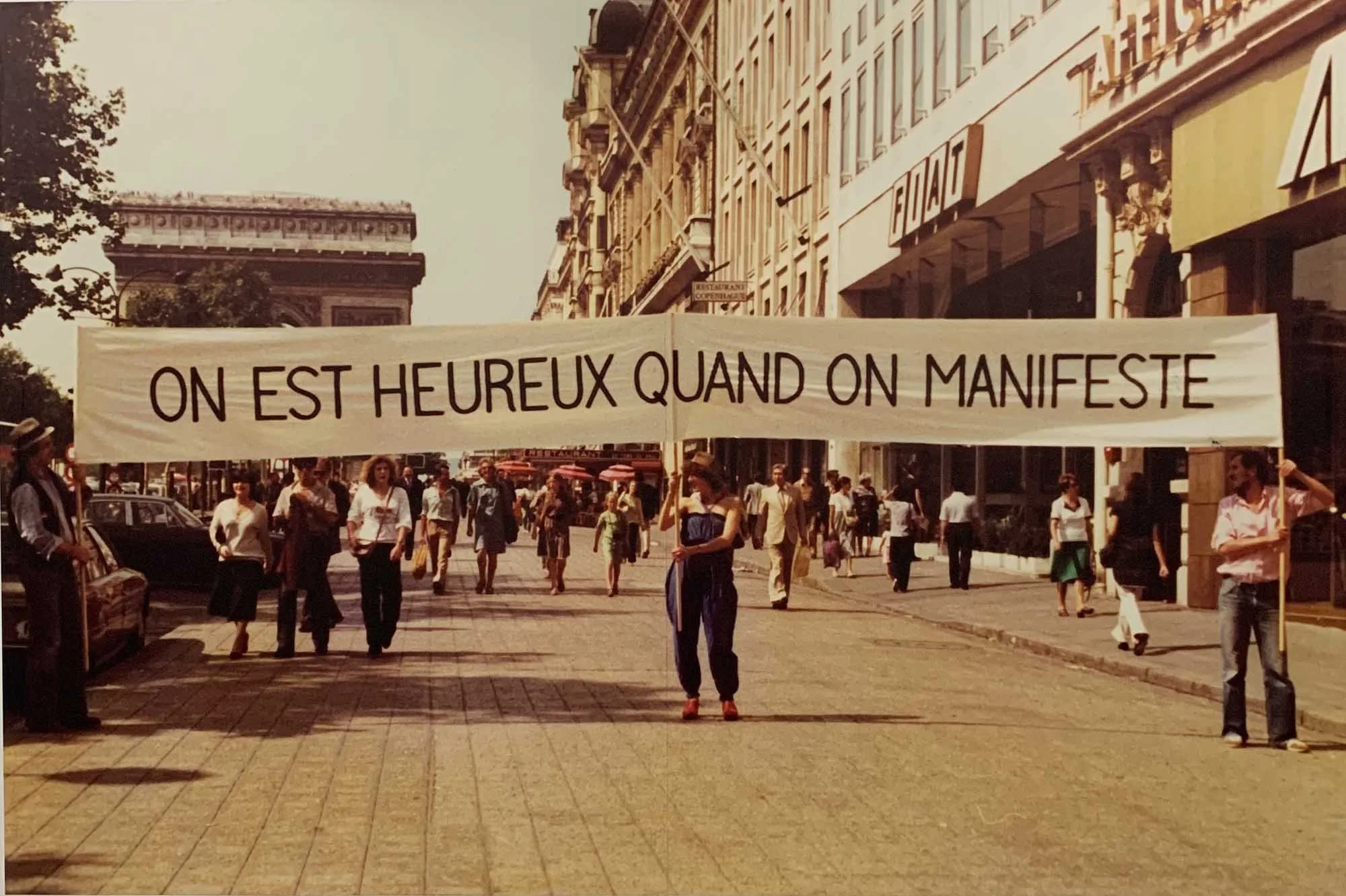 see-zeen-020-Triennial-Hamburg-Inner-Mornings-or-Forms-of-Counterculture-Endre-Tot-On-est-heurueux-quand-on-manifeste.jpg