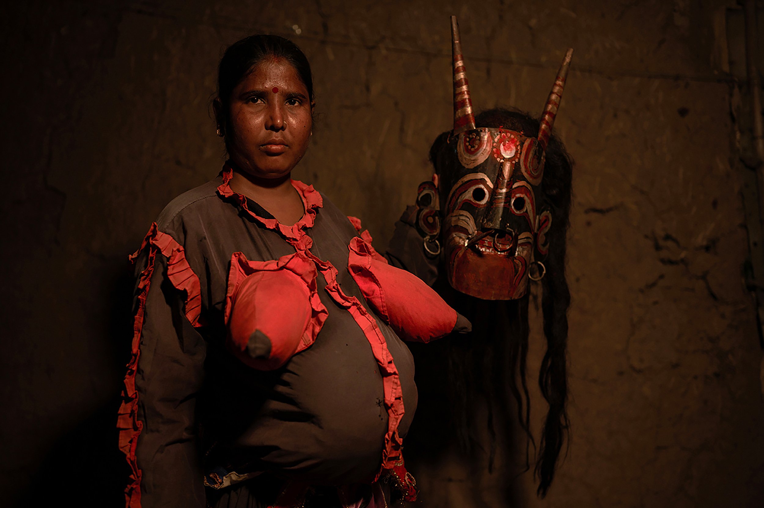 see-zeen-020-Shrabana_Das_ShapeShiftingLadies_006.jpg