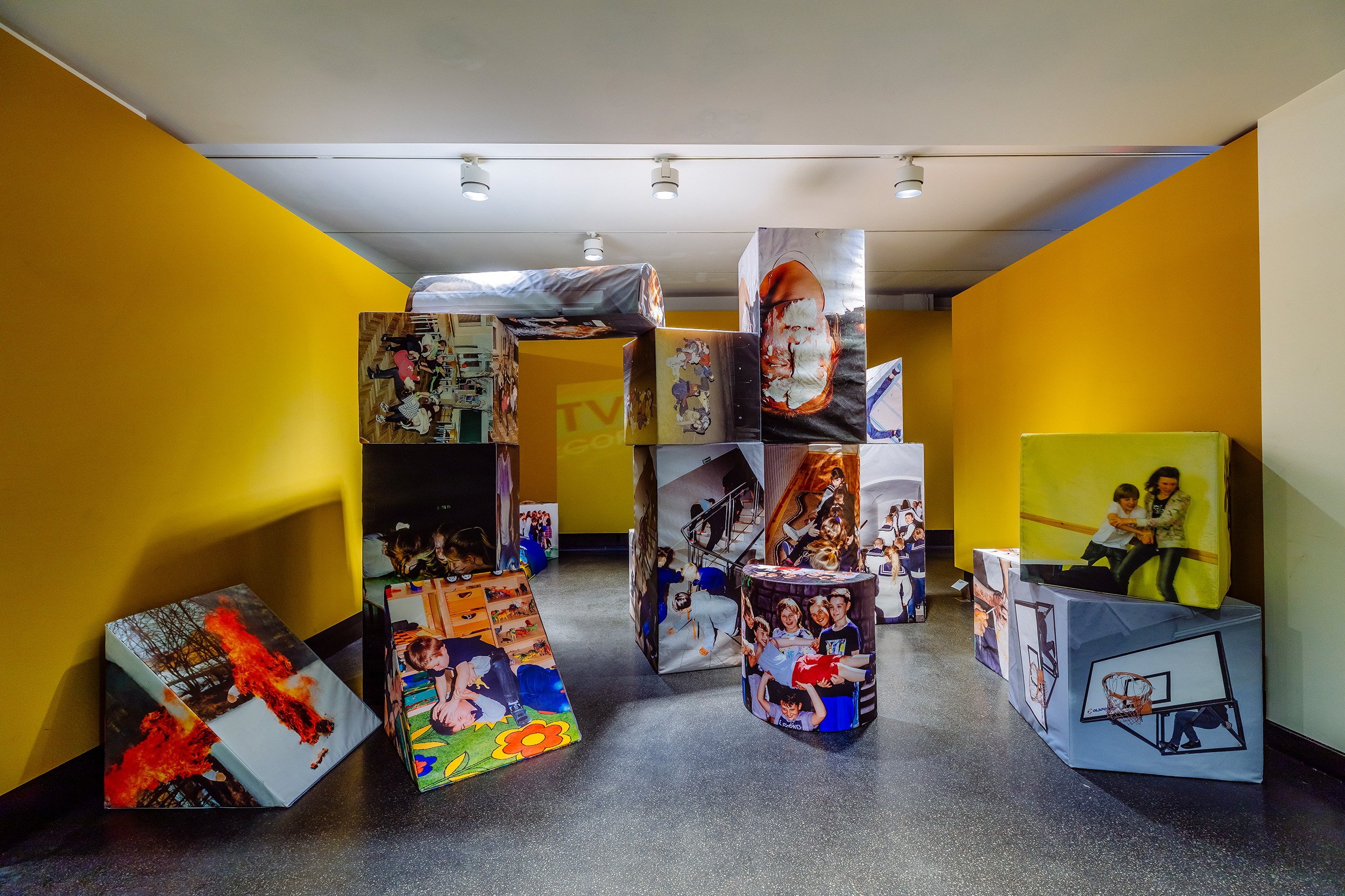 see-zeen_018_Karolina-Wojtas-Abzgram-Installation-view-3.jpg