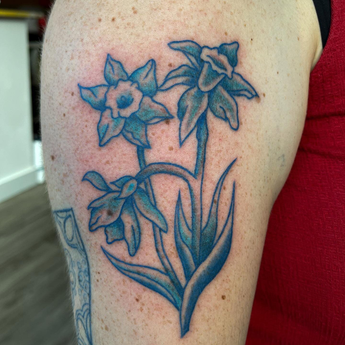 A very fun all-blue tattoo, and a brand new flash sheet. Thanks !
#floraltattoo #floraltattoos #monochrometattoo #flowertattoo #flowertattoos #bostontattoo #bostontattooartist @saidanddonetattoo