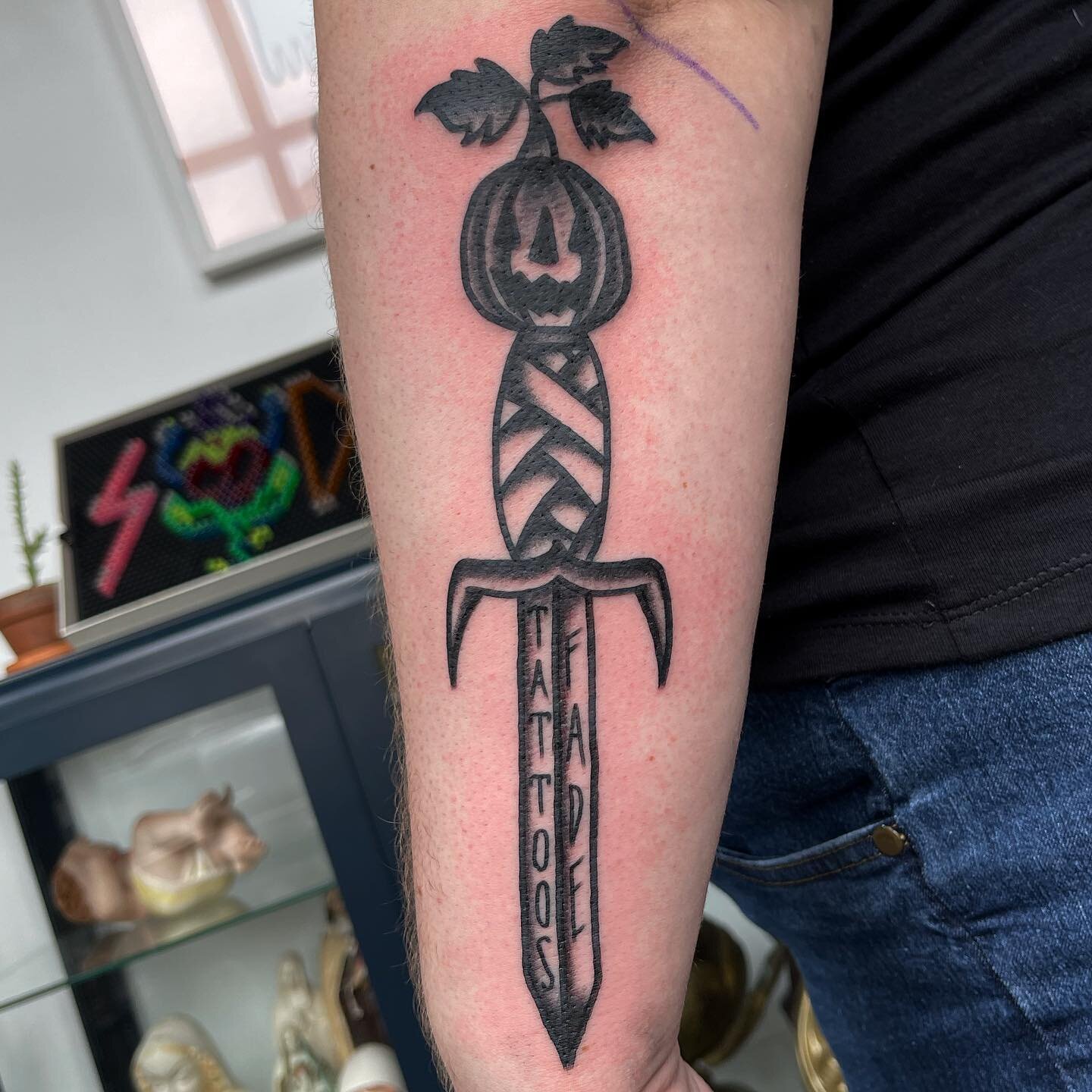 A fresh pumpkin dagger and a healed pumpkin skeleton. I have one spot open tomorrow, dr.crimeboy@gmail with &ldquo;Friday&rdquo; in the memo for the spot, thanks !
#blackwork #blackworkers #traditionaltattoo #tradworkers #americantraditional #bostont