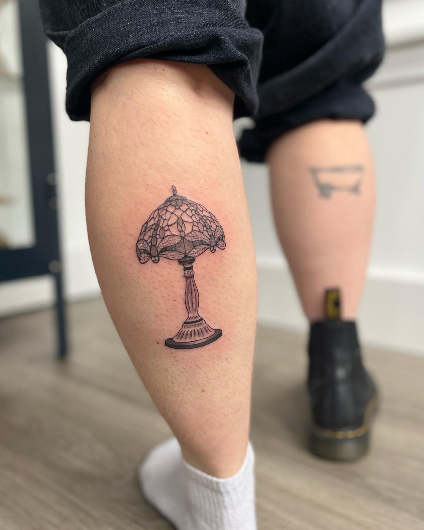 Tiffany lamp for my sweet bean @taylormberube ❤️ and a little healed shot of one of the first tattoos I ever did, healed a year and change. 
.
.
.
.
.
.
.
.
.
.
#tiffanylamp #tattoo #apprenticetattoo #tattooapprentice #healedtattoo #firsttattoo