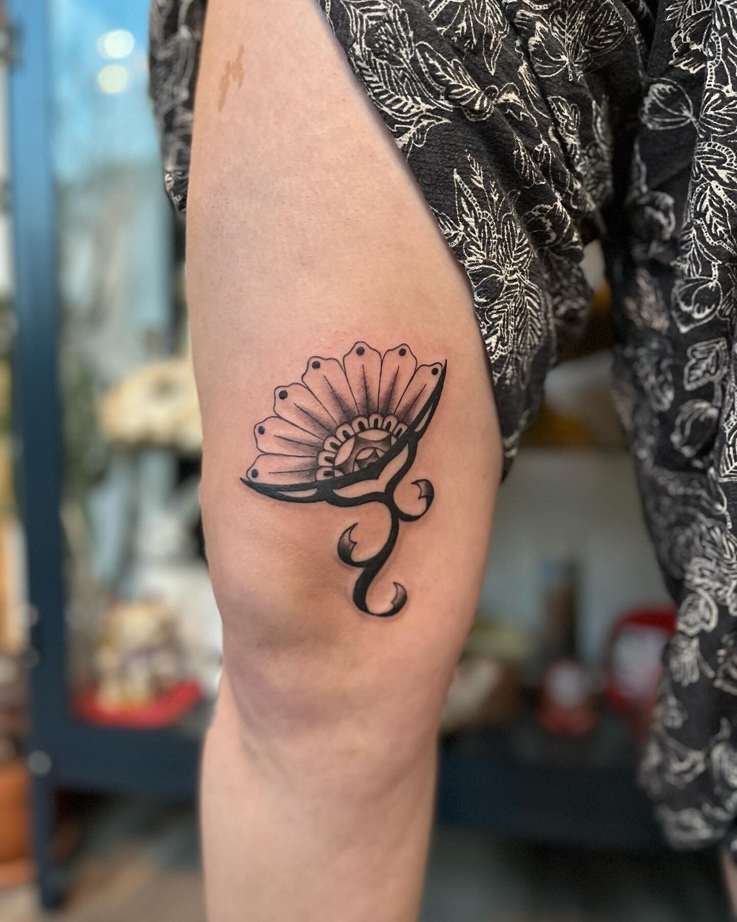 Another sweet flower flash for @goldlilo 🌸 thanks for looking! 
.
.
.
.
.
.
.
.
.
#apprentice #apprenticetattoo #tattooapprentice #kneebanger #flowertattoo #bostontattoo #jamaicaplain