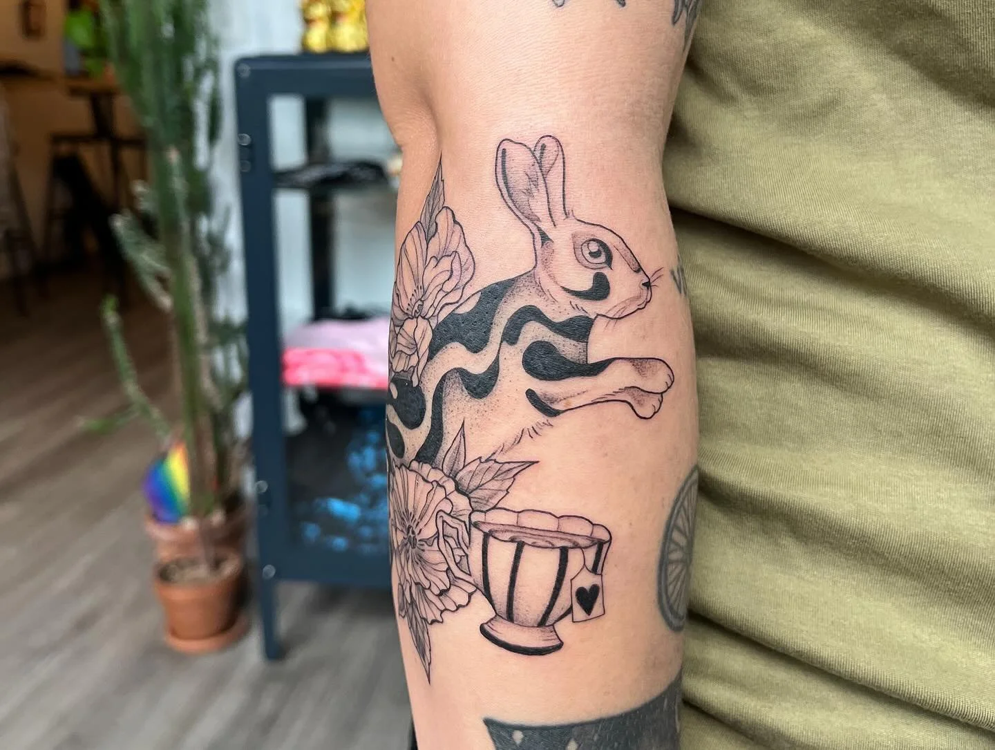 &bull;funky bunny along with all the other funky animals, vases, etc. that i&rsquo;ve done over the years (swipe to see em all!) I love this style it feels fun, creative and would love to do more like this. Which is your fave? booking for Sept/Oct li