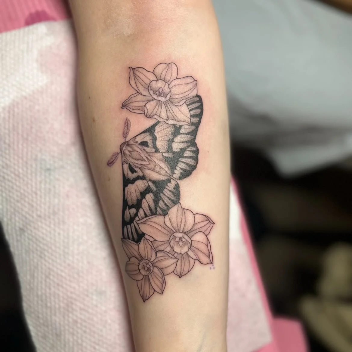 &bull;sagebrush sheep moth with narcissus flowers, more moths please! i will never tire of them, thanks for the trust, Ois&iacute;n! Booking for Dec/Jan link in bio ✨&bull;
&bull;
&bull;
&bull;
&bull;
#mothtattoo#masstattoo#jptattoo#tattoojp#blackwor