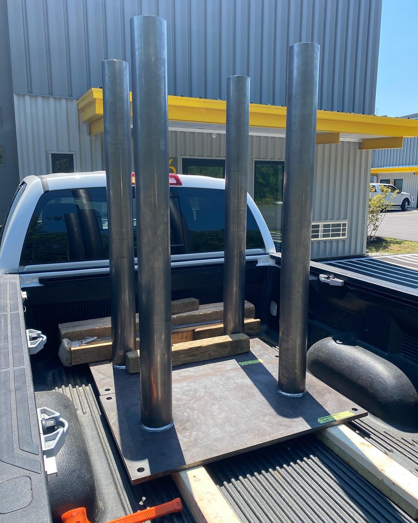 Couple jobs going out the door. 5&rdquo; round bar welded to 3/4&rdquo; plate. Putting in the work, it&rsquo;s a little warm out 🥵.
.
.
.
.
#welding #hotoutside #machining
