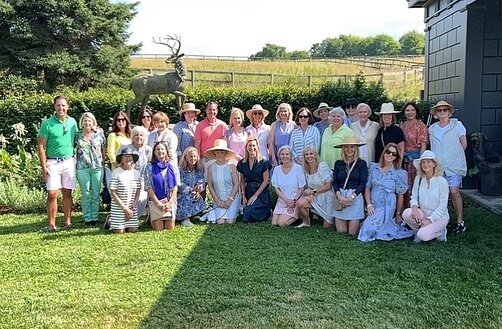 Gorgeous tour of Clove Brook farm with gracious hosts @christopherspitzmiller @anthony.bellomo 
&hellip;..
#clovebrookfarm #gardentours #lgcgardenhop #littlegardenclubofmemphis