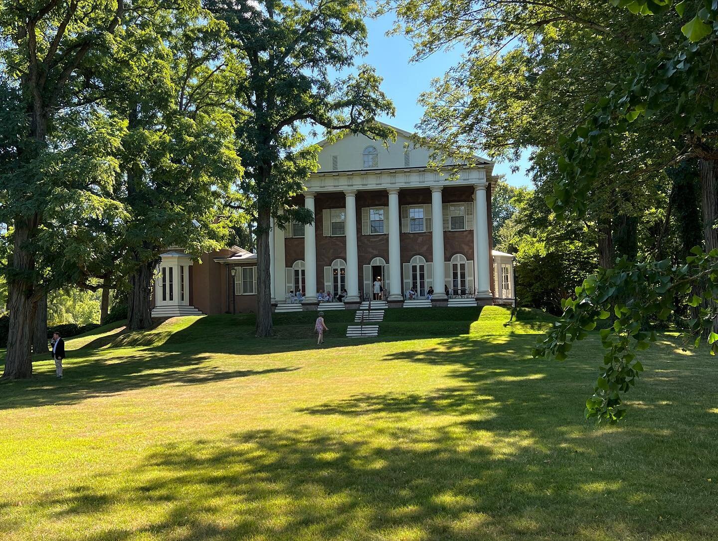 Beautiful views of the Hudson River at the historic home Edgewater. 
&hellip;..
#edgewater #hudsonrivervalley #hudsonriver #classicalamericanhomespreservationtrust #adventureswitholdhouses #littlegardenclubofmemphis #gardentours #lgcgardenhop