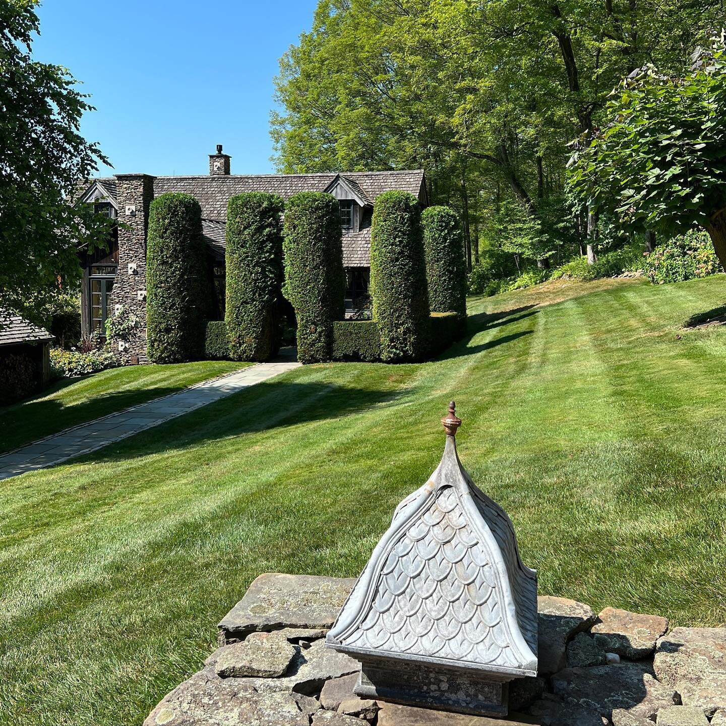 More beautiful gardens and vistas in NW Connecticut. Many thanks to our gracious hostesses. 💕
&hellip;..
#gardentours #littlegardenclubofmemphis #lgcgardenhop