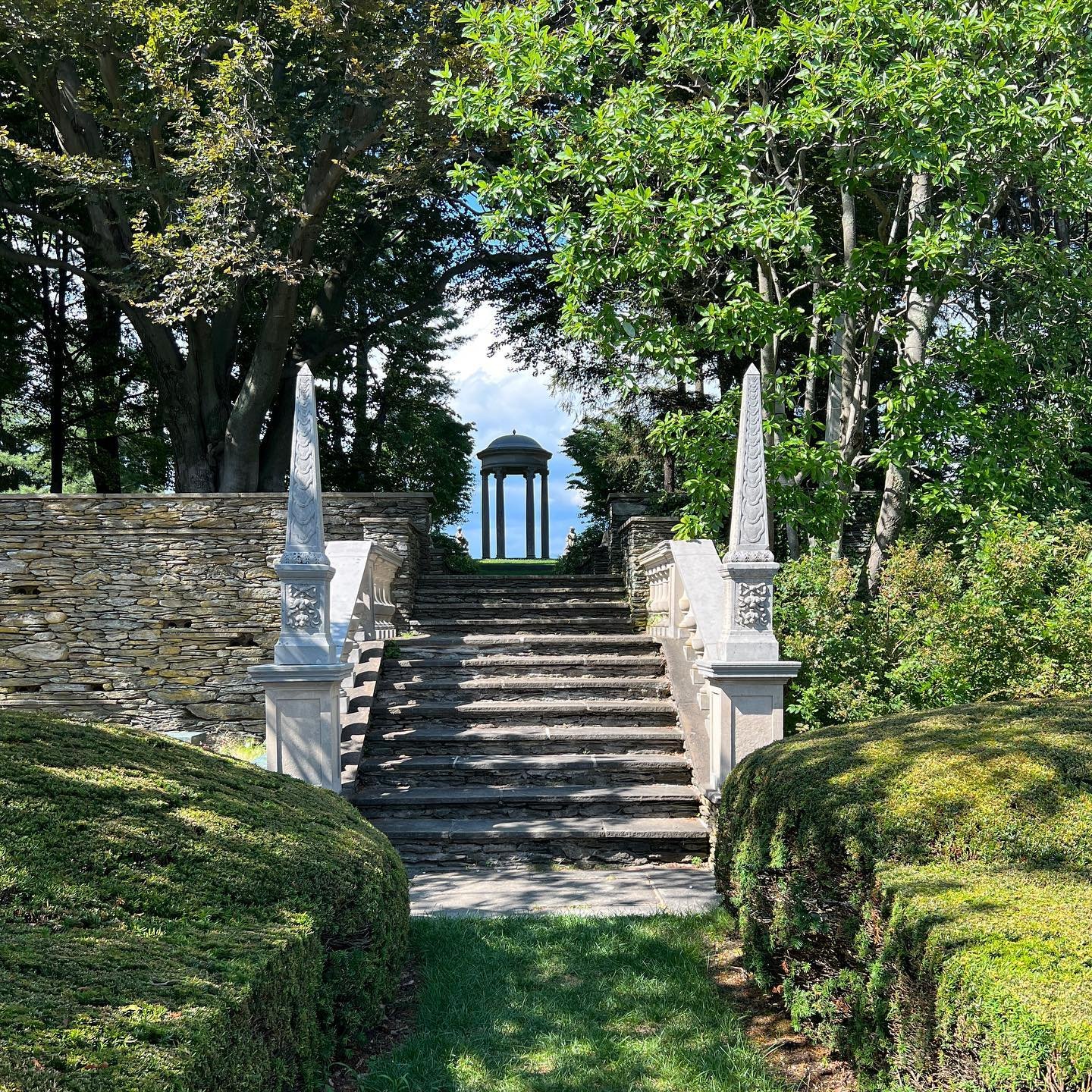 We all loved our wonderful tour of @wethersfieldgarden with Toshi Yano. The views are incomparable. 
&hellip;..
#wethersfieldgarden #gardentours #littlegardenclubofmemphis #lgcgardenhop