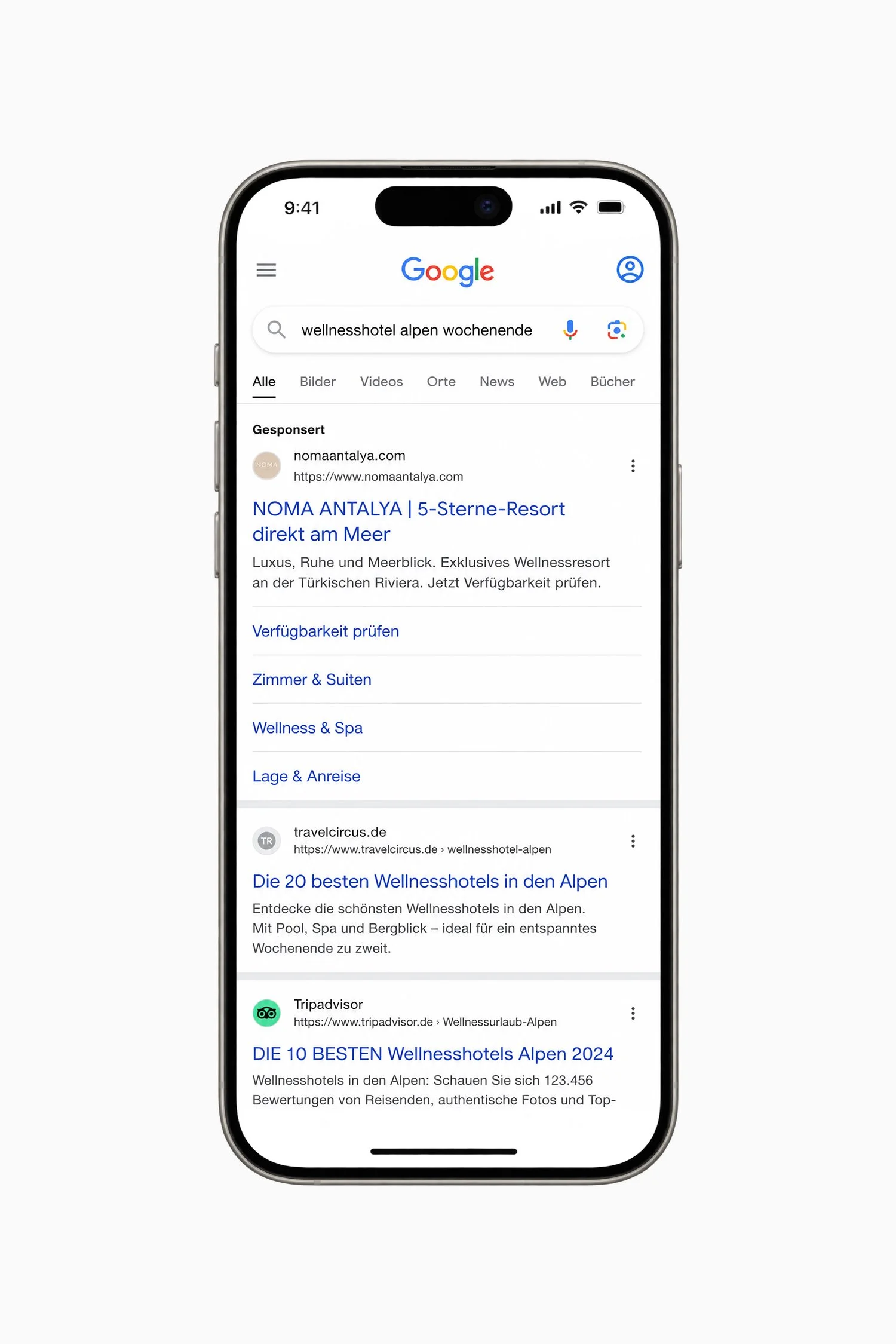 Smartphone zeigt eine Google-Suche nach Wellnesshotels in den Alpen am Wochenende mit Suchergebnissen und Links zu verschiedenen Wellnesshotels und Bewertungen.
