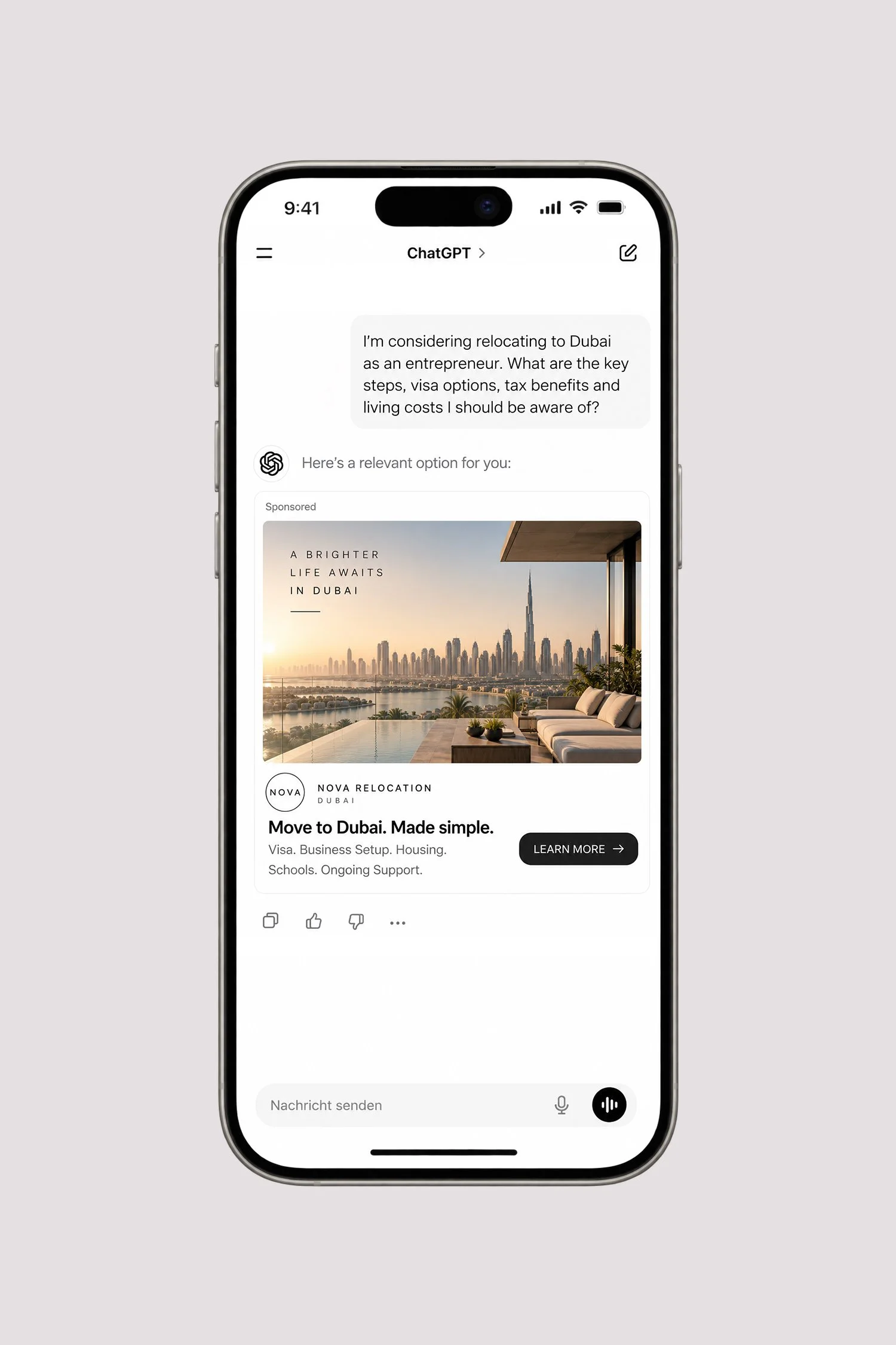 Smartphone mit einer Chat-Nachricht und einem Wellnesshotel-Angebot auf dem Bildschirm. Der Bildschirm zeigt eine Suche nach Wellnesshotels in Bayern oder den Alpen in Österreich. Das Hotelangebot ist das NOMA ANTALYA, ein Fünf-Sterne-Resort direkt am Meer.