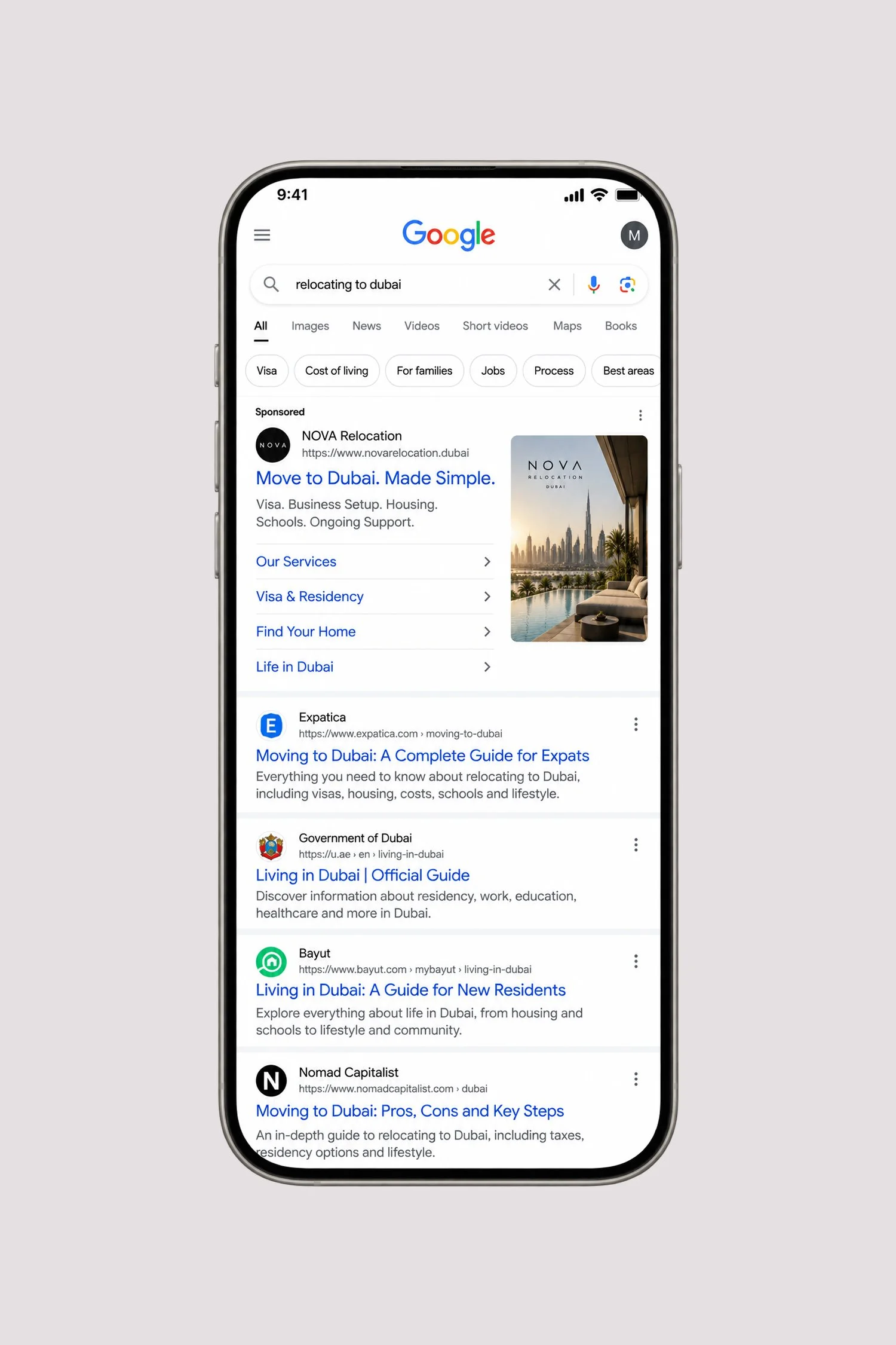 Smartphone zeigt eine Google-Suche nach Wellnesshotels in den Alpen am Wochenende mit Suchergebnissen und Links zu verschiedenen Wellnesshotels und Bewertungen.