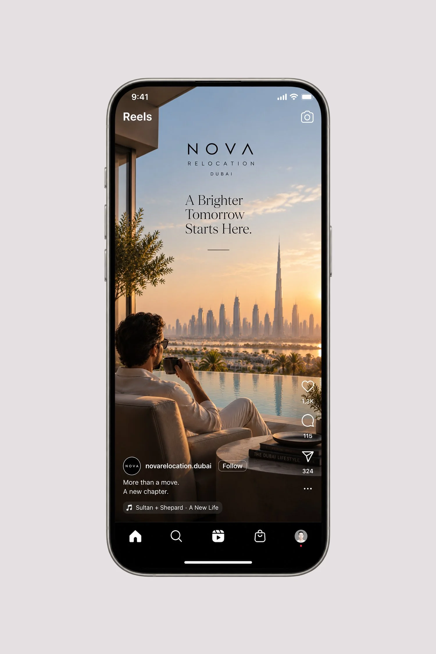 Smartphone-Display mit einer Webseite für nomaantalya, einem Luxusresort in Antalya, Türkei, mit Blick auf den Pool und die Meeresküste, im Hintergrund Himmel und Berge, Text über Ruhe, Meerblick und Verfügbarkeit prüfen, mit Navigationssymbolen am unteren Rand.