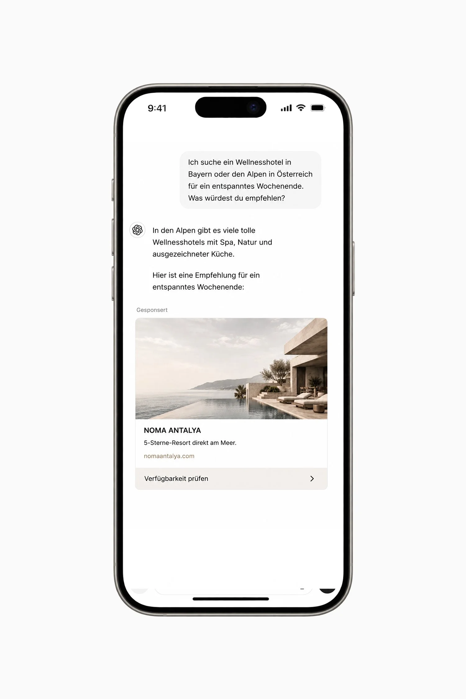 Smartphone mit einer Chat-Nachricht und einem Wellnesshotel-Angebot auf dem Bildschirm. Der Bildschirm zeigt eine Suche nach Wellnesshotels in Bayern oder den Alpen in Österreich. Das Hotelangebot ist das NOMA ANTALYA, ein Fünf-Sterne-Resort direkt am Meer.