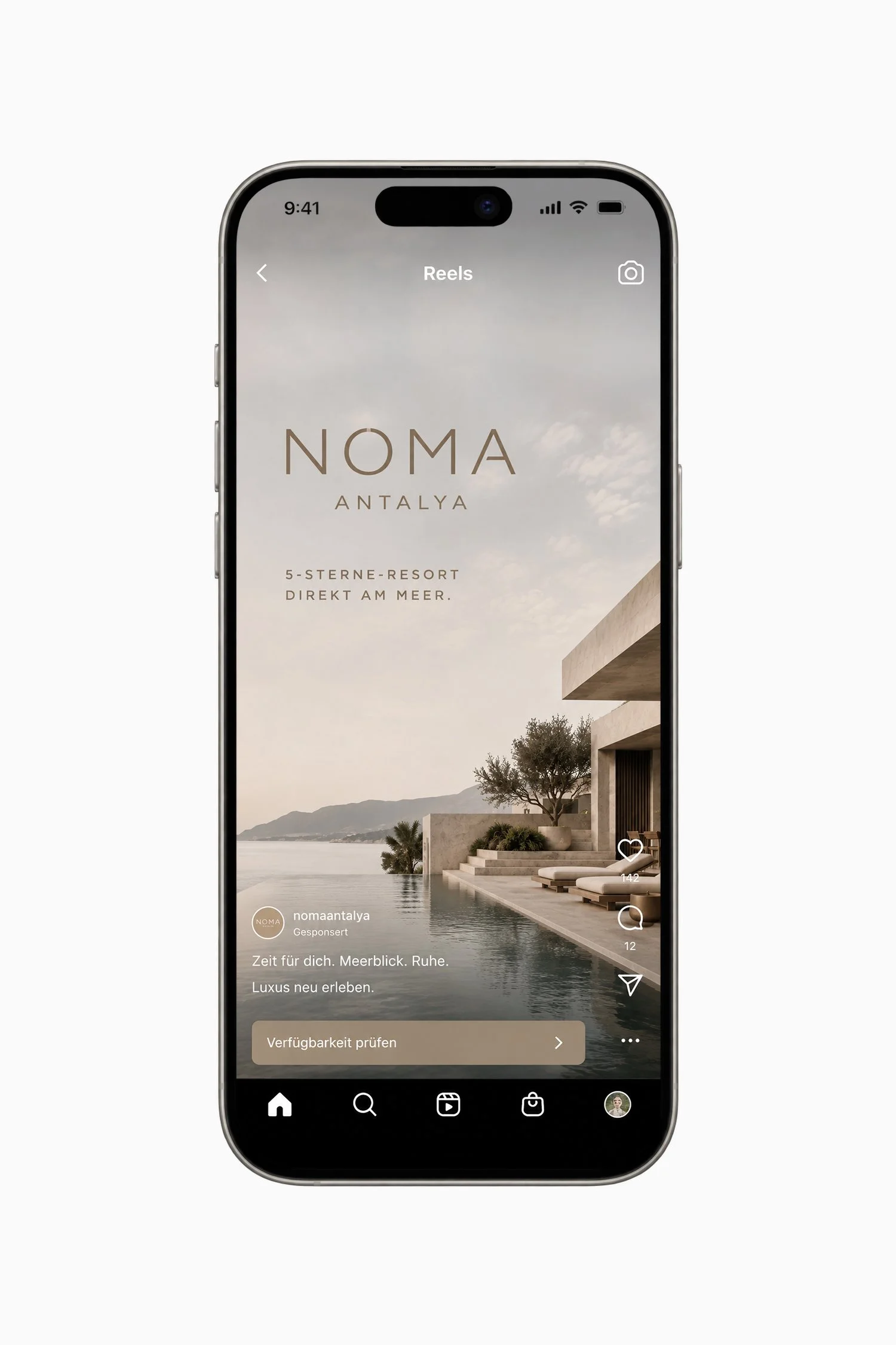 Smartphone-Display mit einer Webseite für nomaantalya, einem Luxusresort in Antalya, Türkei, mit Blick auf den Pool und die Meeresküste, im Hintergrund Himmel und Berge, Text über Ruhe, Meerblick und Verfügbarkeit prüfen, mit Navigationssymbolen am unteren Rand.