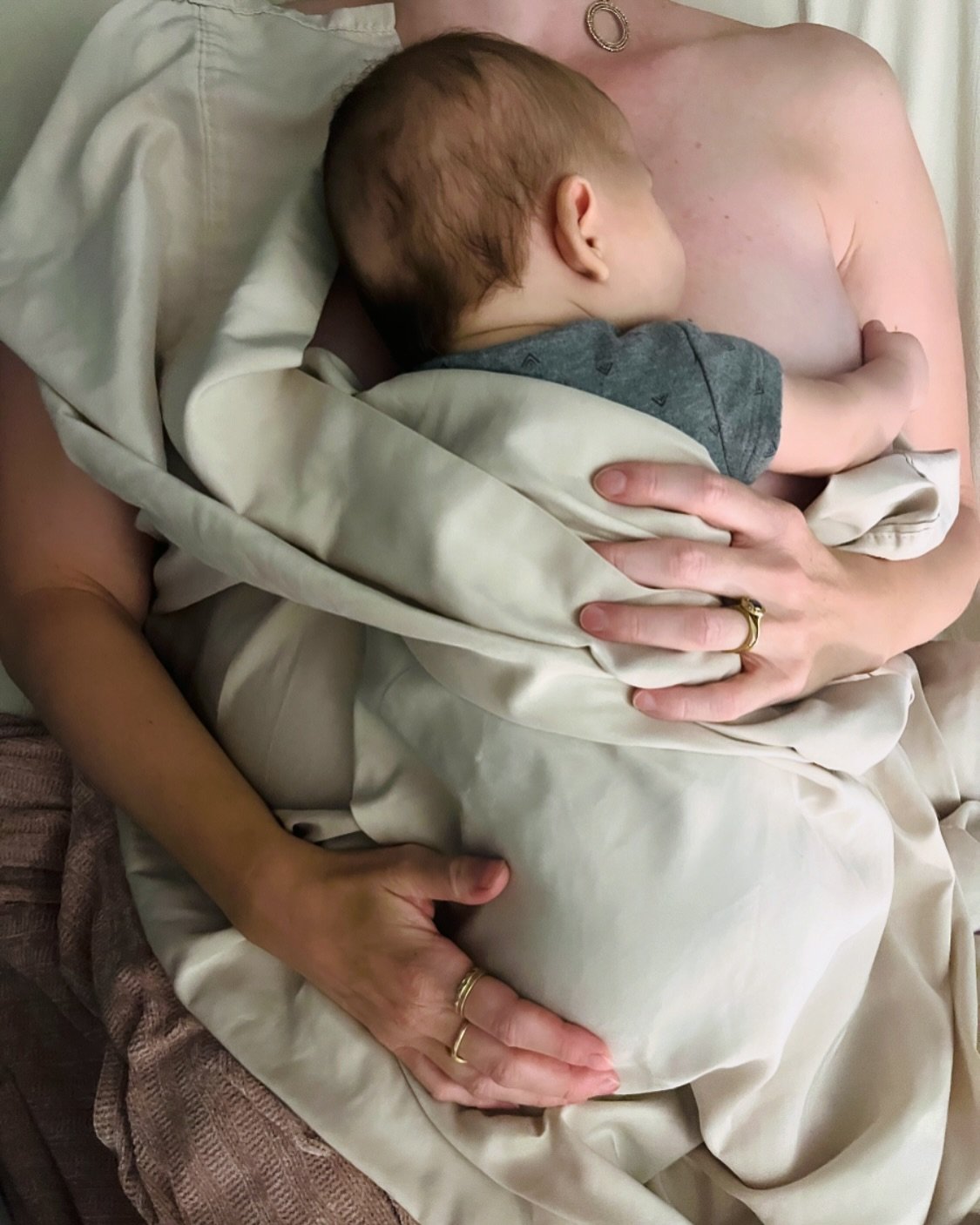 It is the joy of my life that I get to work with parents and their babies - both in and out of the womb. 🫶🏼 At just 10 weeks old, this baby is still one with mom&rsquo;s body and they share such a special exchange of energy. ♾️ I worked with them b