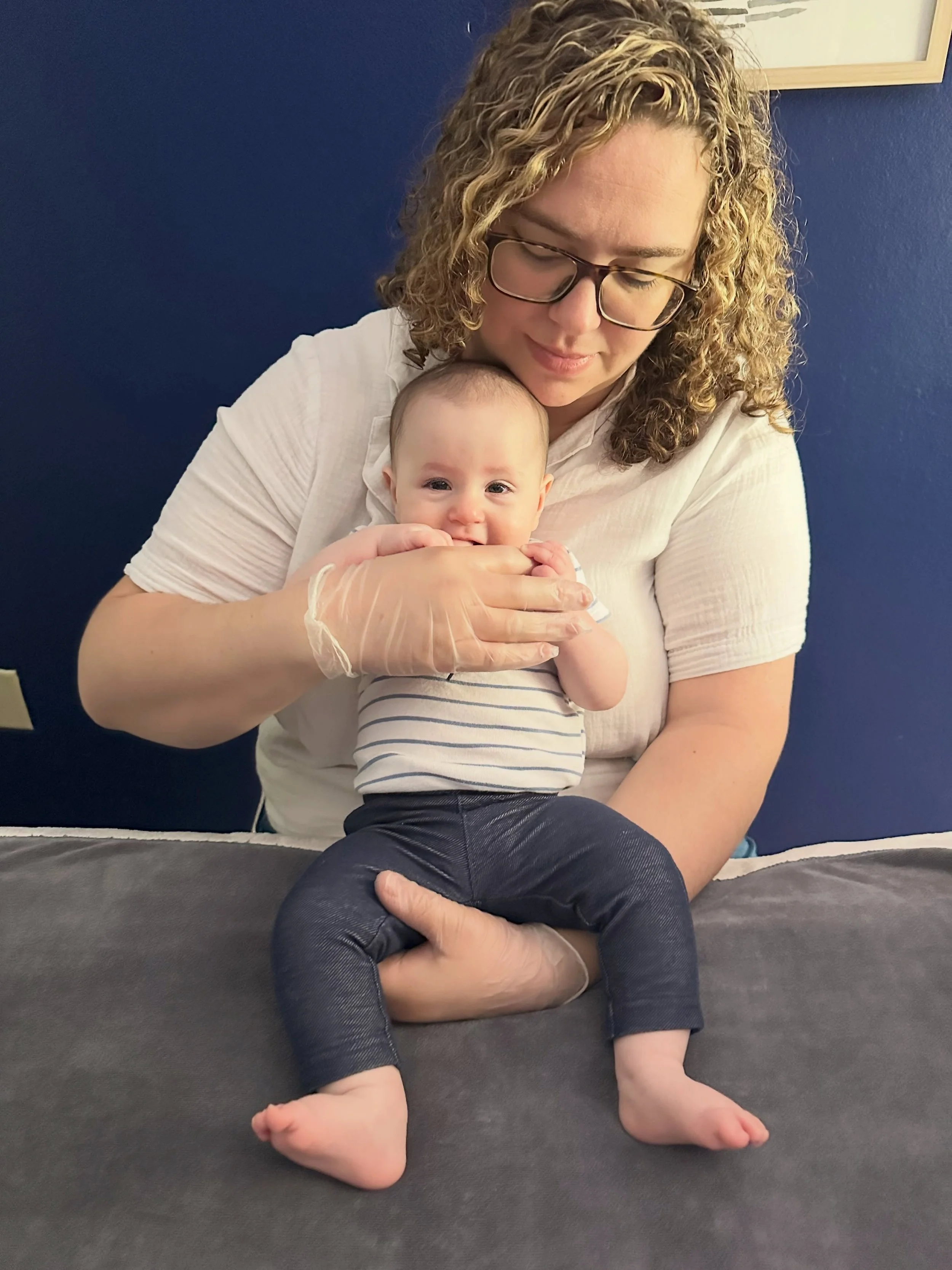 Helping little miss A. with body tension at 6 months with CranioSacral Therapy. She started practicing rolling over on her own after this treatment. 🙌🏽

#craniosacraltherapy #babymassages