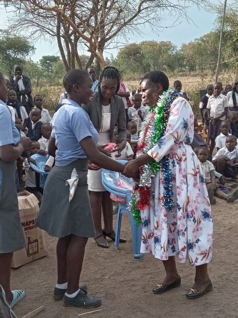 KEN11-connecting with girl.JPG