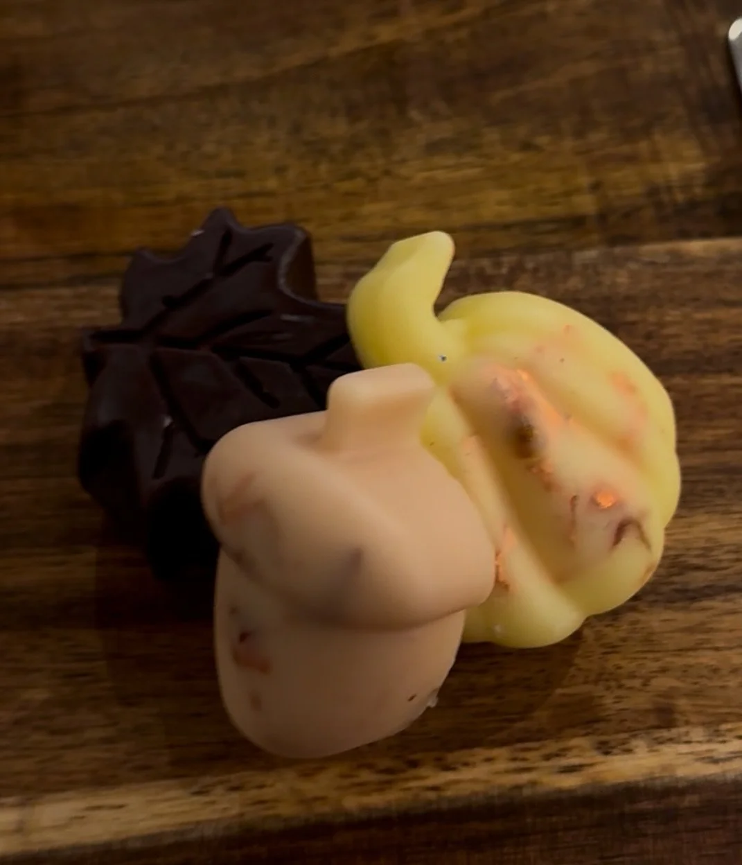 🍂✨ Bring autumn into your home with these adorable wax melts shaped like a leaf, acorn, and pumpkin. The perfect way to set the mood for crisp fall nights and cozy vibes. 🕯️🍁