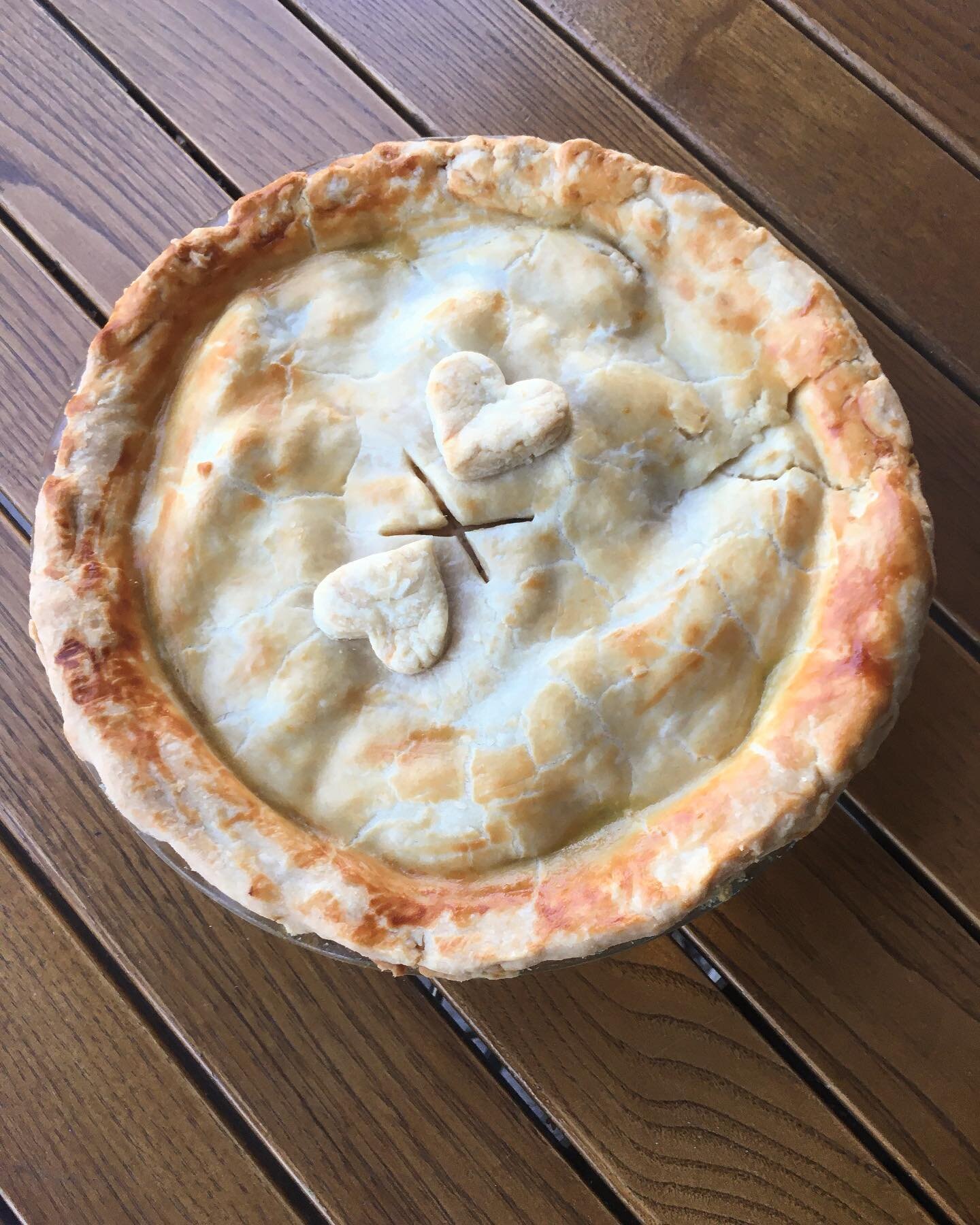 House made Apple pie! recipe from former pastry chef Bill Yosse! An Obama Favorite&hearts;️
.
.
.
.
.
#thenewdeal #newspecial #applepie #outdoordining #burbankfood