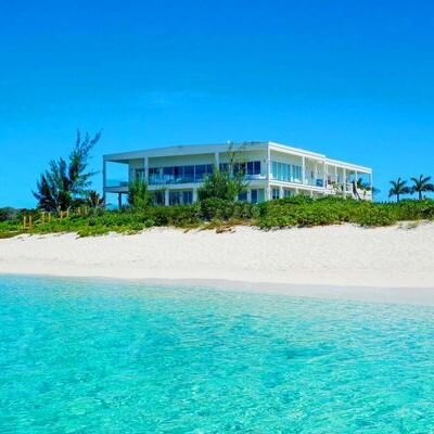 I've found the ultimate villa perfect for a wedding in Turks and Caicos. On my most recent trip to Providenciales, I had an opportunity to get some work done and tour a couple of villas that have been on my radar. Truth be told, i'm scouring the glob