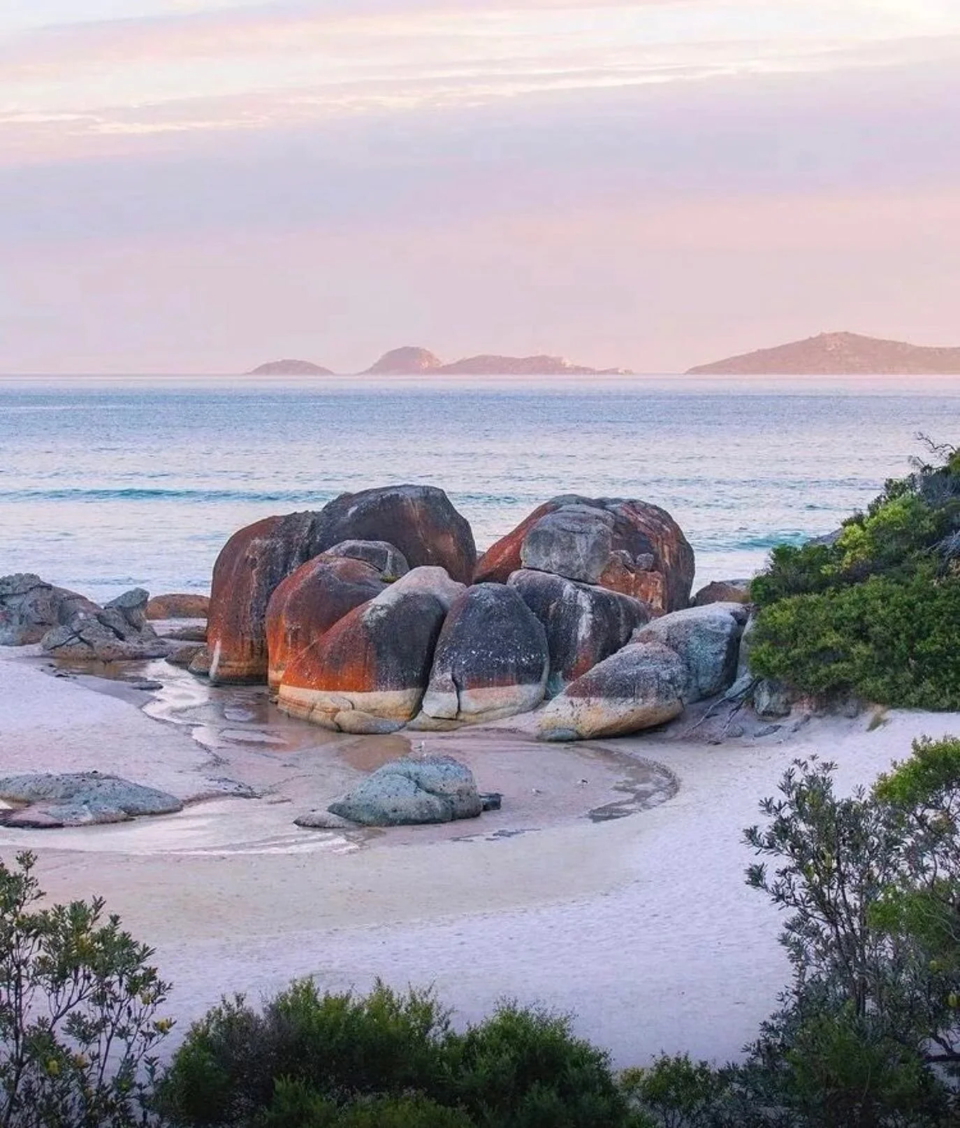 ~

A PRACTICE TO SUPPORT CALMNESS AND CLARITY 
Sometimes known as Box breathing, this practice is a simple way to feel more grounded and calm. It can be used in times of stress or it can be used as a daily practice to help maintain wellbeing.

To sta