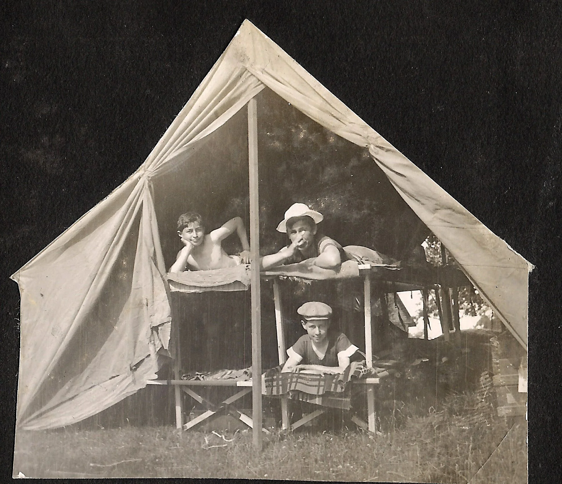1910s - Group of campers inside a tent