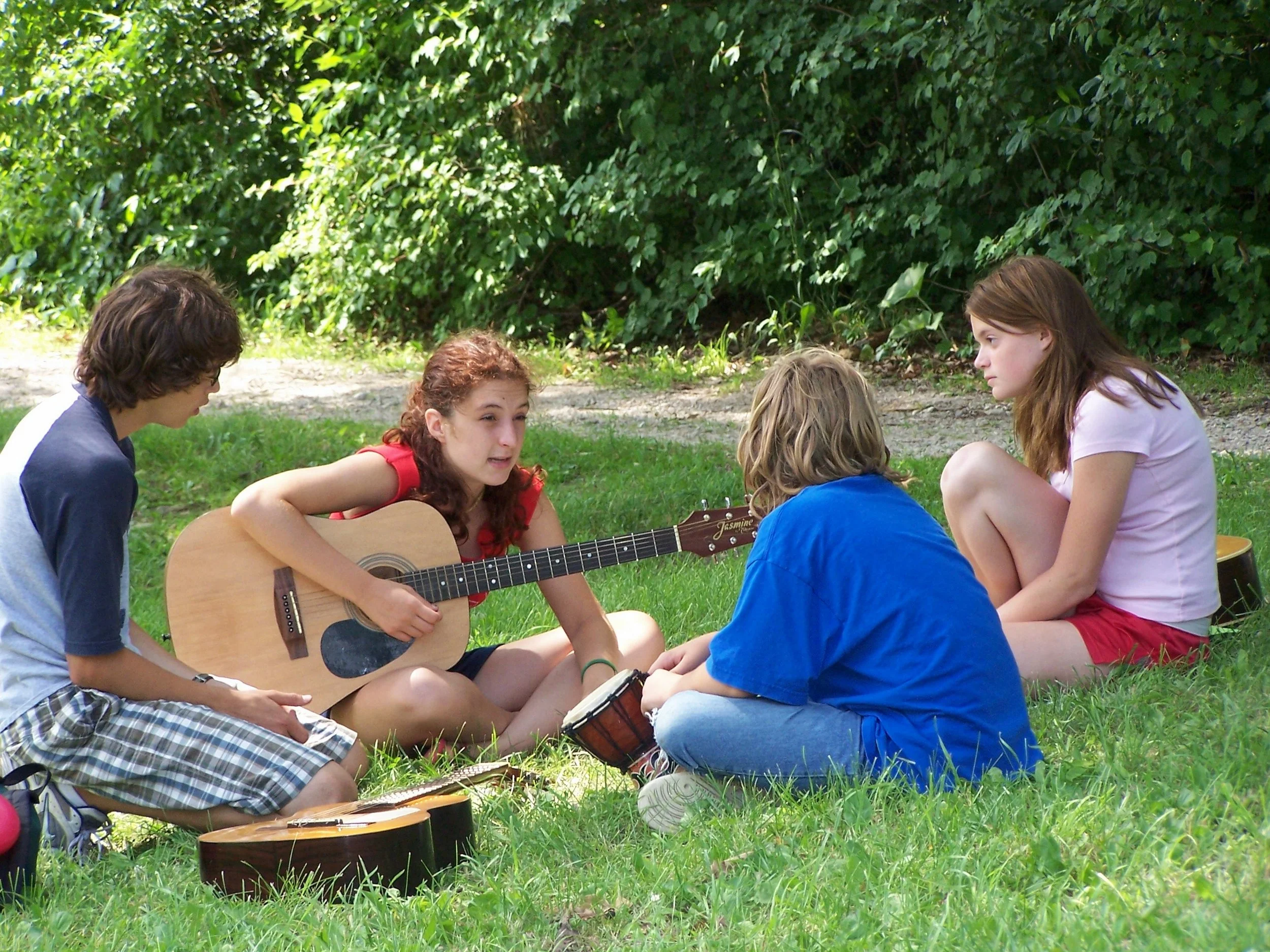 Coed 2 2005 - Campers learning guitar