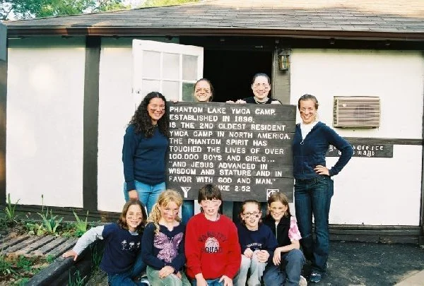 2004 - Campers in front of the informational sign outside the Alford Lodge