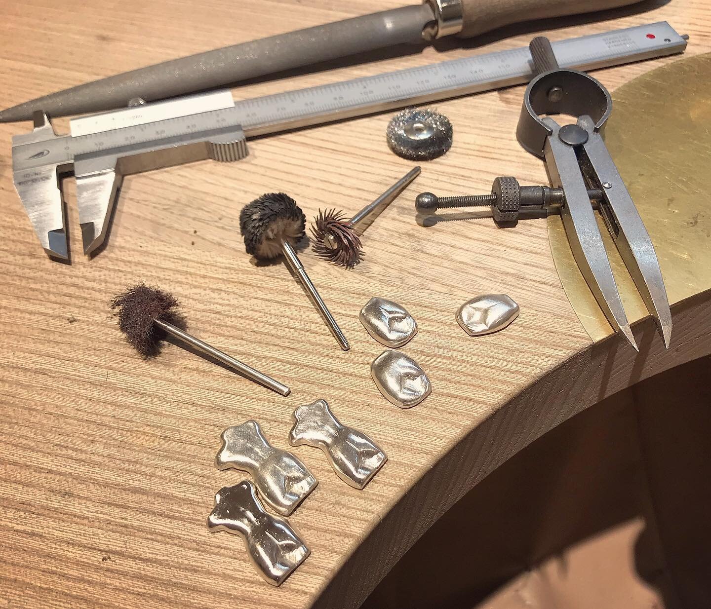 A new year and a new body of work 😉

Excited to see what other new pieces 2022 will bring!!

#handmade #jewelry #goldsmith #custommade #handemadejewelry #handgemacht #jewelrydesign #sterlingsilver #sterlingsilber #sterlingsilverjewelry #workbench #o