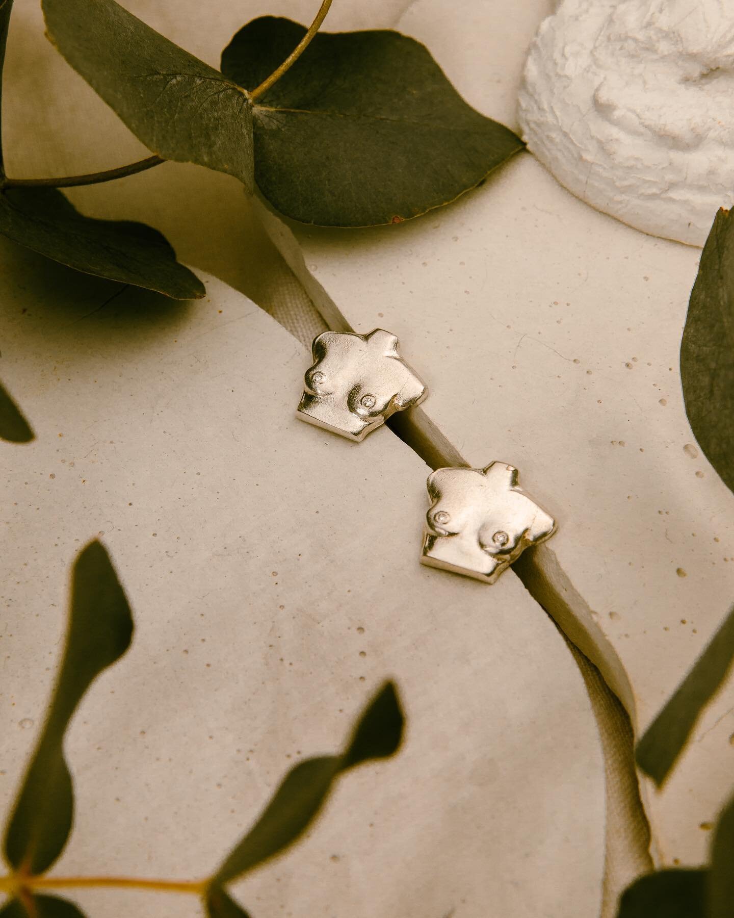 HARD AS DIAMONDS
Handmade earrings crafted in sterling silver with two small diamonds 👀 

Check out www.kiralitinstudio.com for more pieces from the SOME/BODY TO LOVE Collection! 

📸 @amina_allaoui 

#somebodytolove #hardasdiamonds #newseries #newc