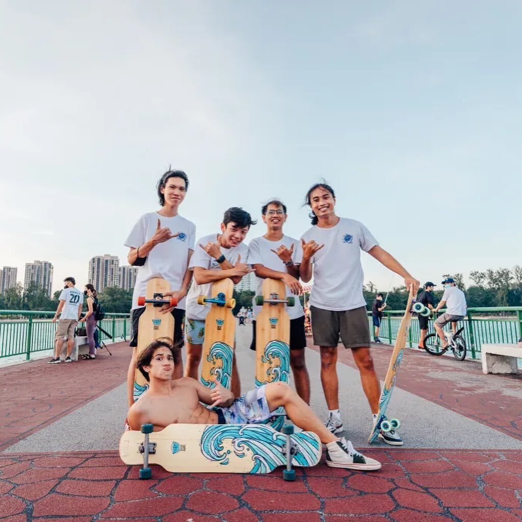シンガポール生まれのロングボードブランド Odyssey Boards @odysseyboardco 

シンガポールでもロングボードをもっと身近に始められるようにブランドを立ち上げました。

ボードを購入した人には、初心者向けのロングボードの乗り方レッスンを無料で提供しており、安全にボードを始められる機会を提供しています。

また参加者には、地元のスケートボードコミュニティに馴染めるように、コミュニティの紹介もしています。

シンガポールの大学やコミュニティセンターでも、ロングボードのレッス