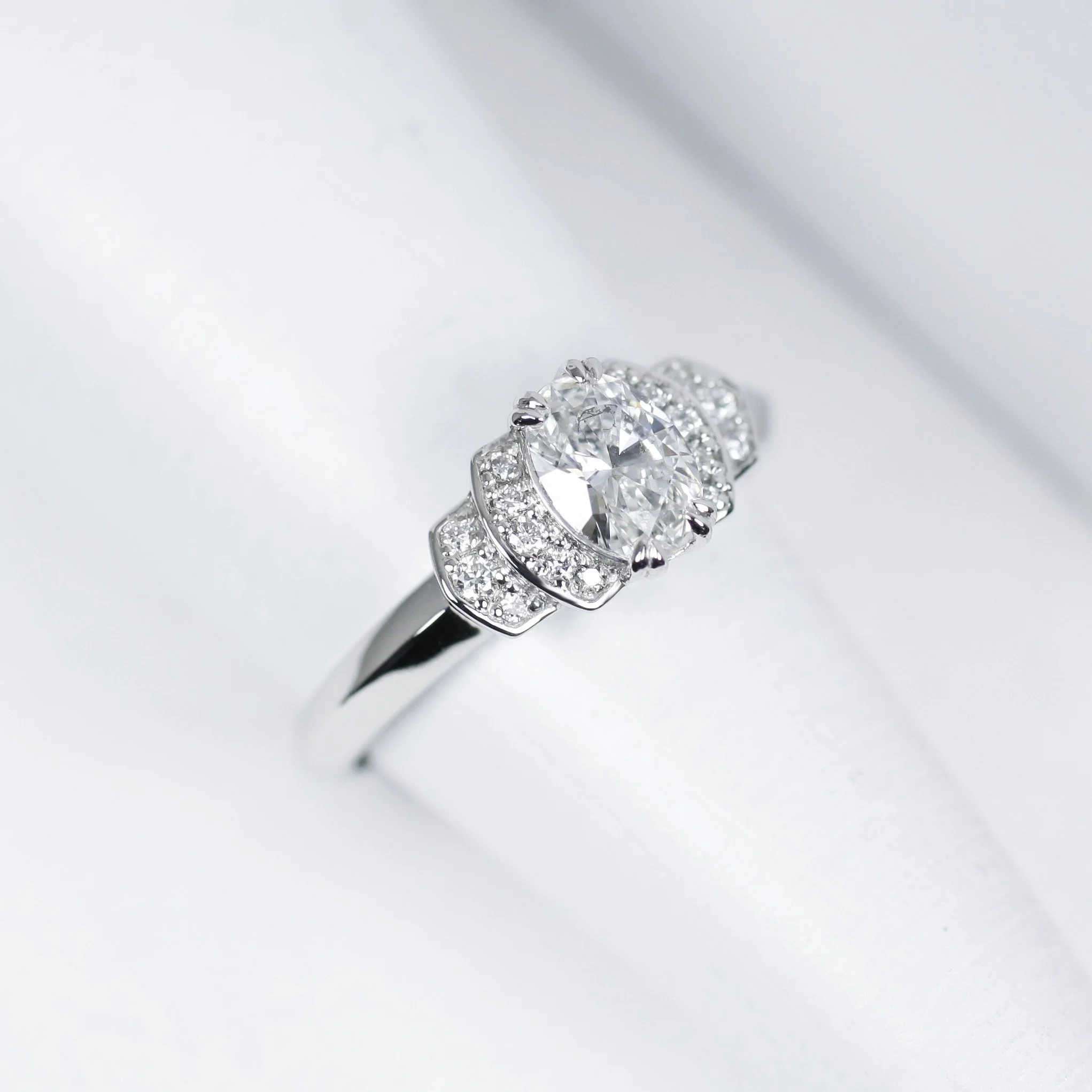 oval_diamond_deco_platinum_ring_04.JPG