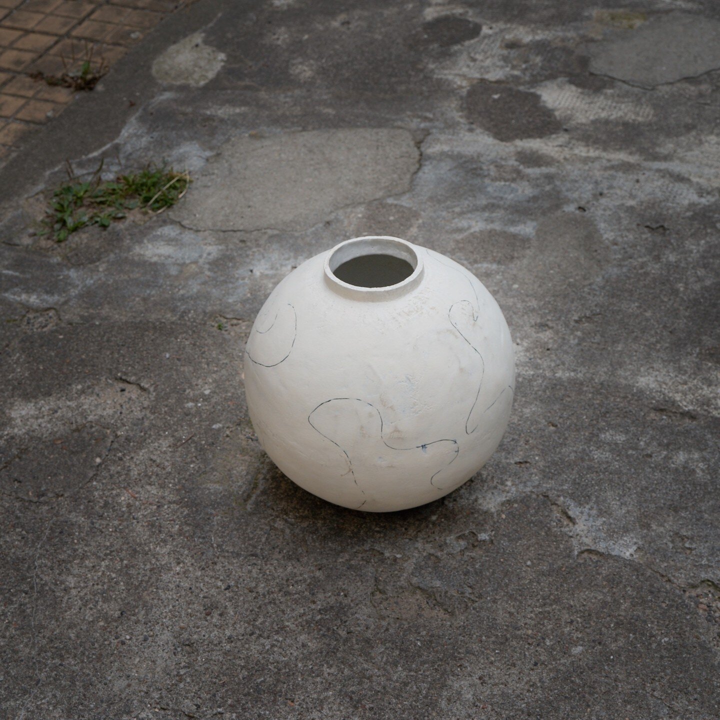 Variations of a moon jar. ⁠
Big round vase, white engobe and a line drawing with blue underglaze on top. Glazed white inside. ⁠
Will be on view at Kunsthaus Weiz in Austria from September 24th to November 25th. ⁠
.⁠
.⁠
.⁠
.⁠
.⁠
.⁠
.⁠
.⁠
.⁠
.⁠
.⁠
.⁠
.