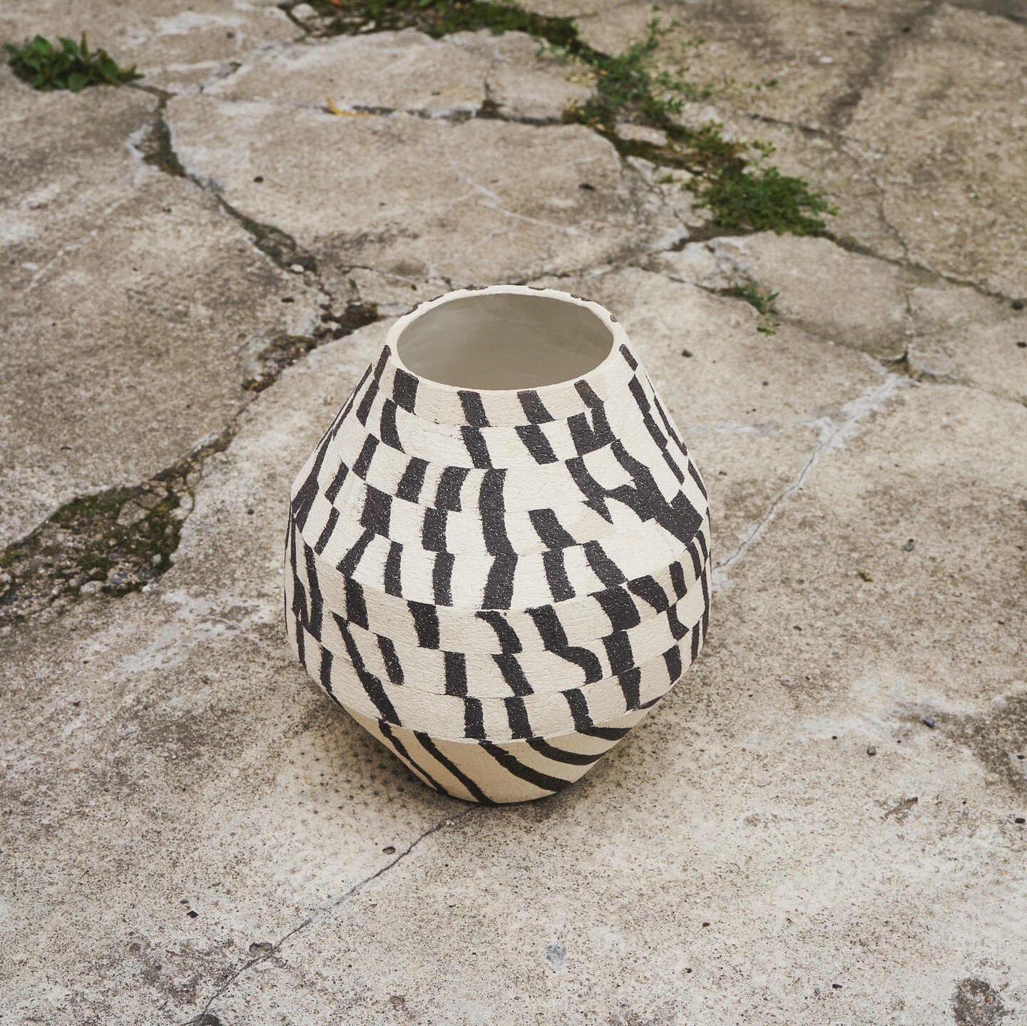 Vase built with black and white stoneware. Glazed inside.⁠
.⁠
..⁠
.⁠
.⁠
.⁠
.⁠
.⁠
.⁠
.⁠
.⁠
.⁠
.⁠
.⁠
⁠
#objectdesign #ceramicvase #milkdecoration #admagazine #milkmagazine #ceramicdesign #flowervase #modernceramics #handmadevase #handbuiltceramics #han