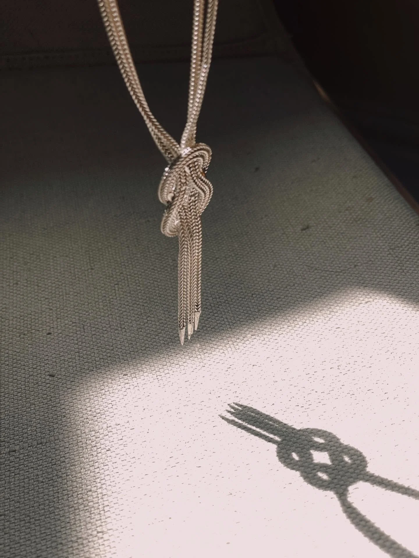 Silver Love Knot necklace 🪢

#70sjewelry #70sstyle #lariatnecklace #vintagesilvernecklace