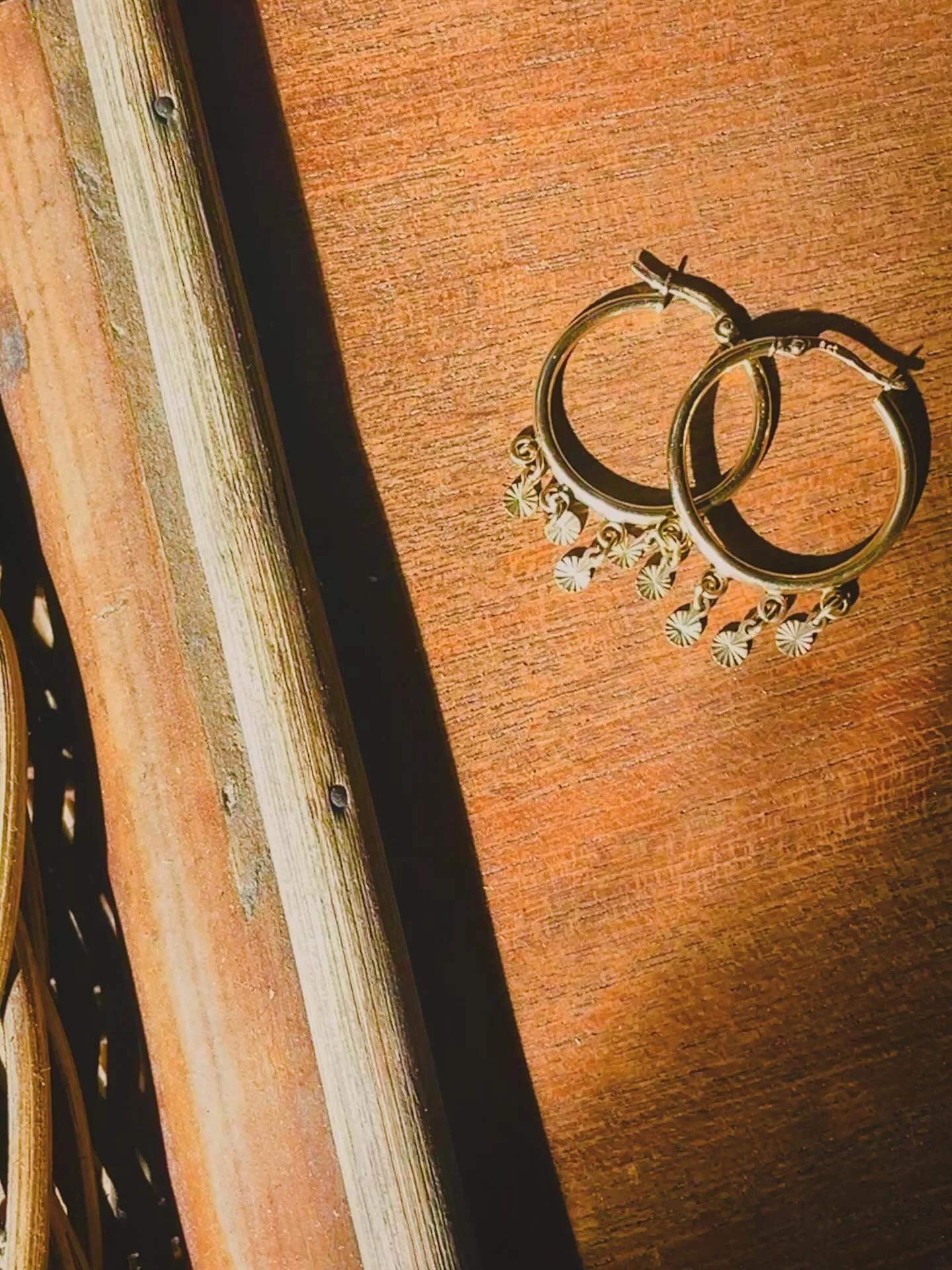 September light , 9 carat starburst sequin hoops 💛

#vintagegoldearrings #hoopearrings #sequins